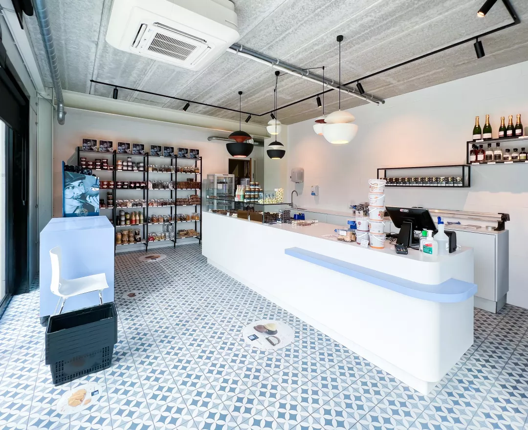 A blend of design and craftsmanship at a Belgian bakery shop with HIMACS at the fore