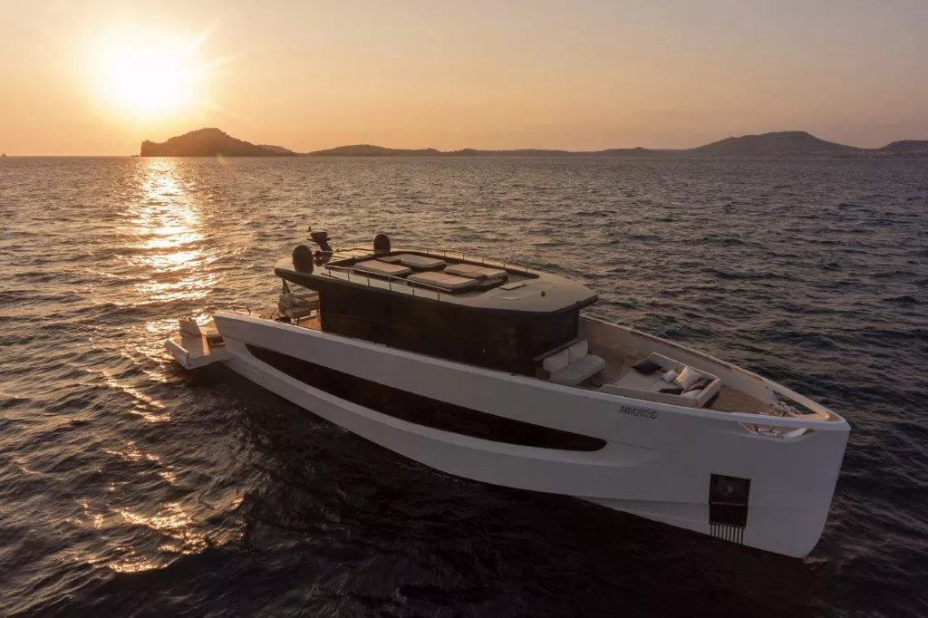 Le nouveau yacht EVO V8 choisit HIMACS