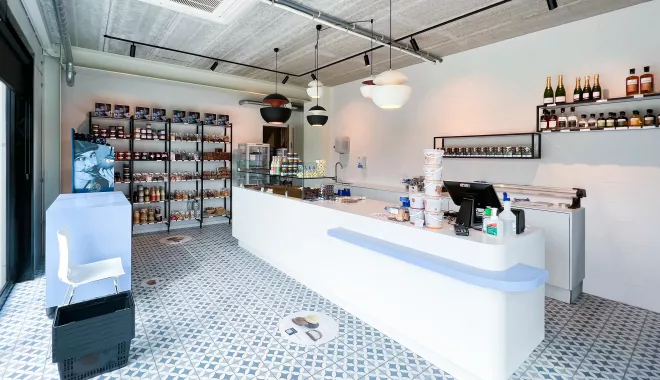 A blend of design and craftsmanship at a Belgian bakery shop with HIMACS at the fore