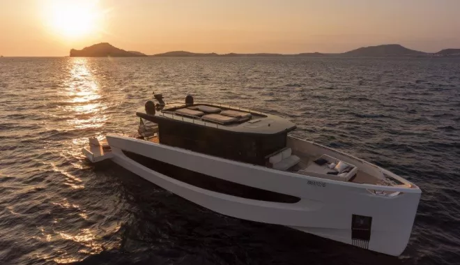 Le nouveau yacht EVO V8 choisit HIMACS