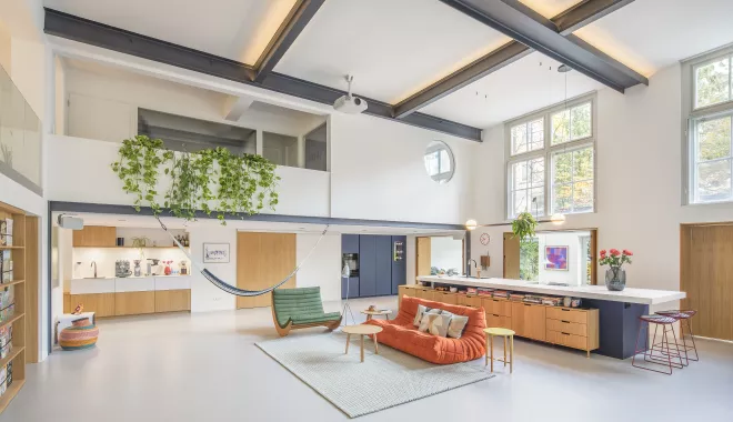 A bold HIMACS kitchen island as centrepiece of this spectacular loft