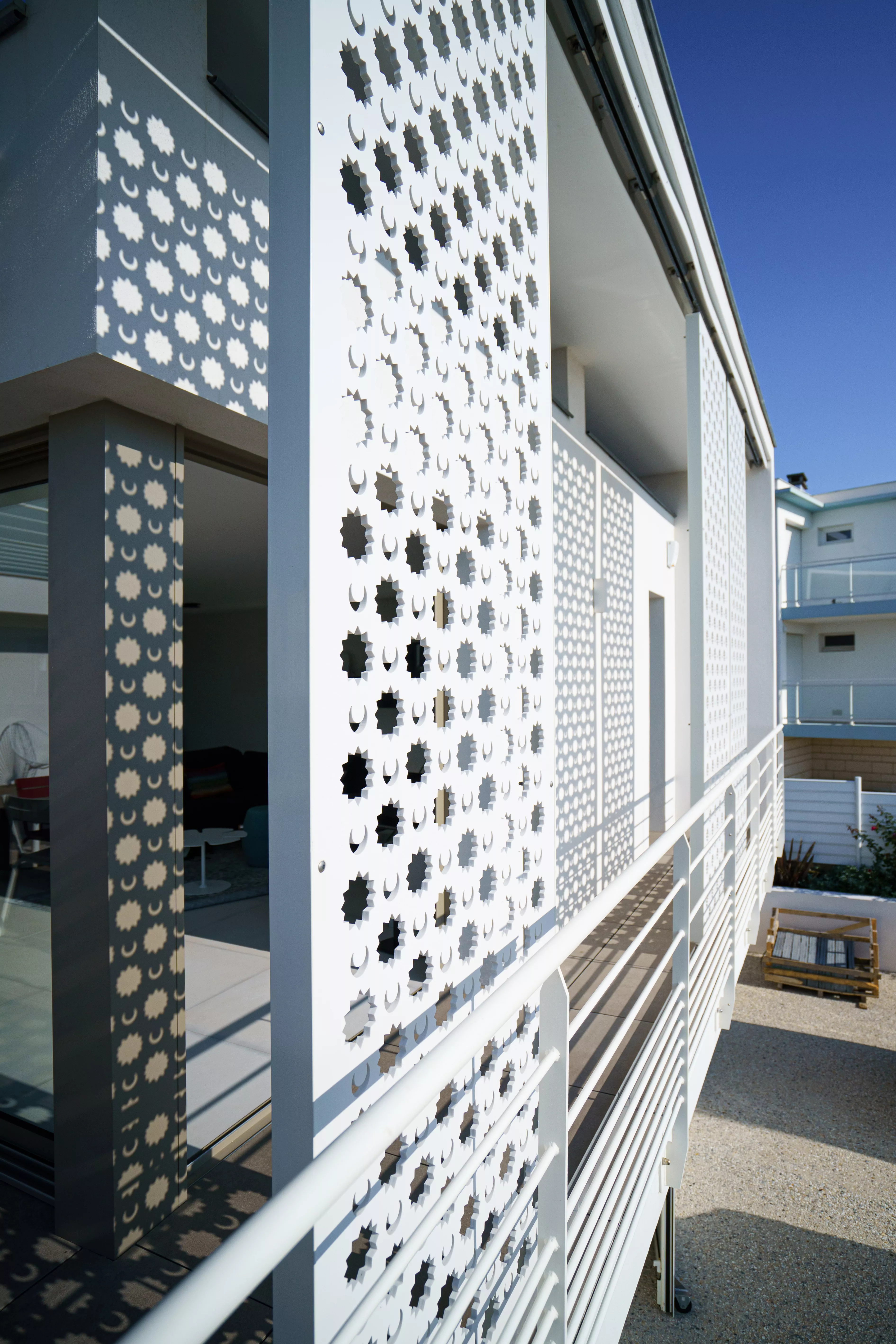 A sunshade façade in the 1950s spirit of the seaside