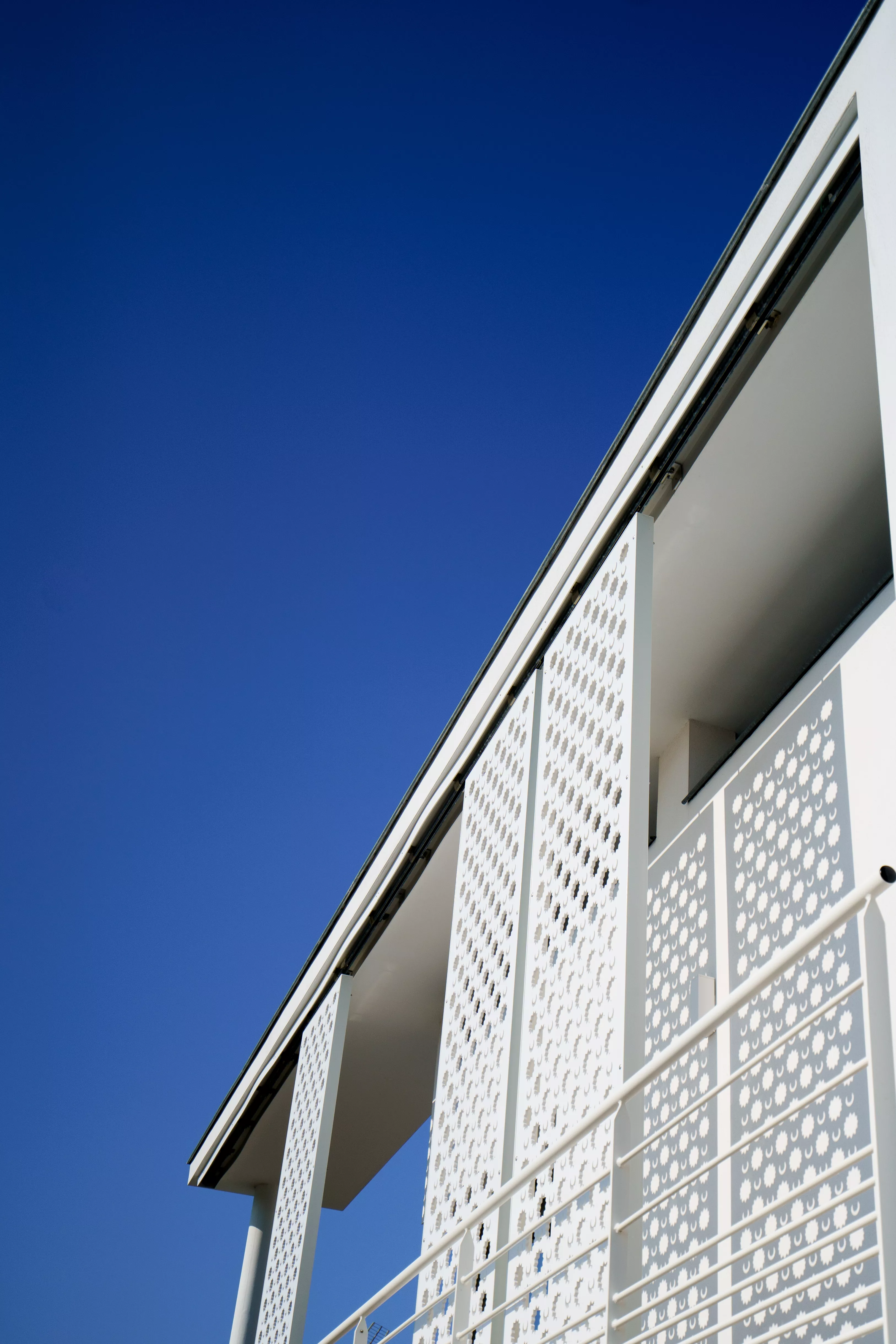 A sunshade façade in the 1950s spirit of the seaside