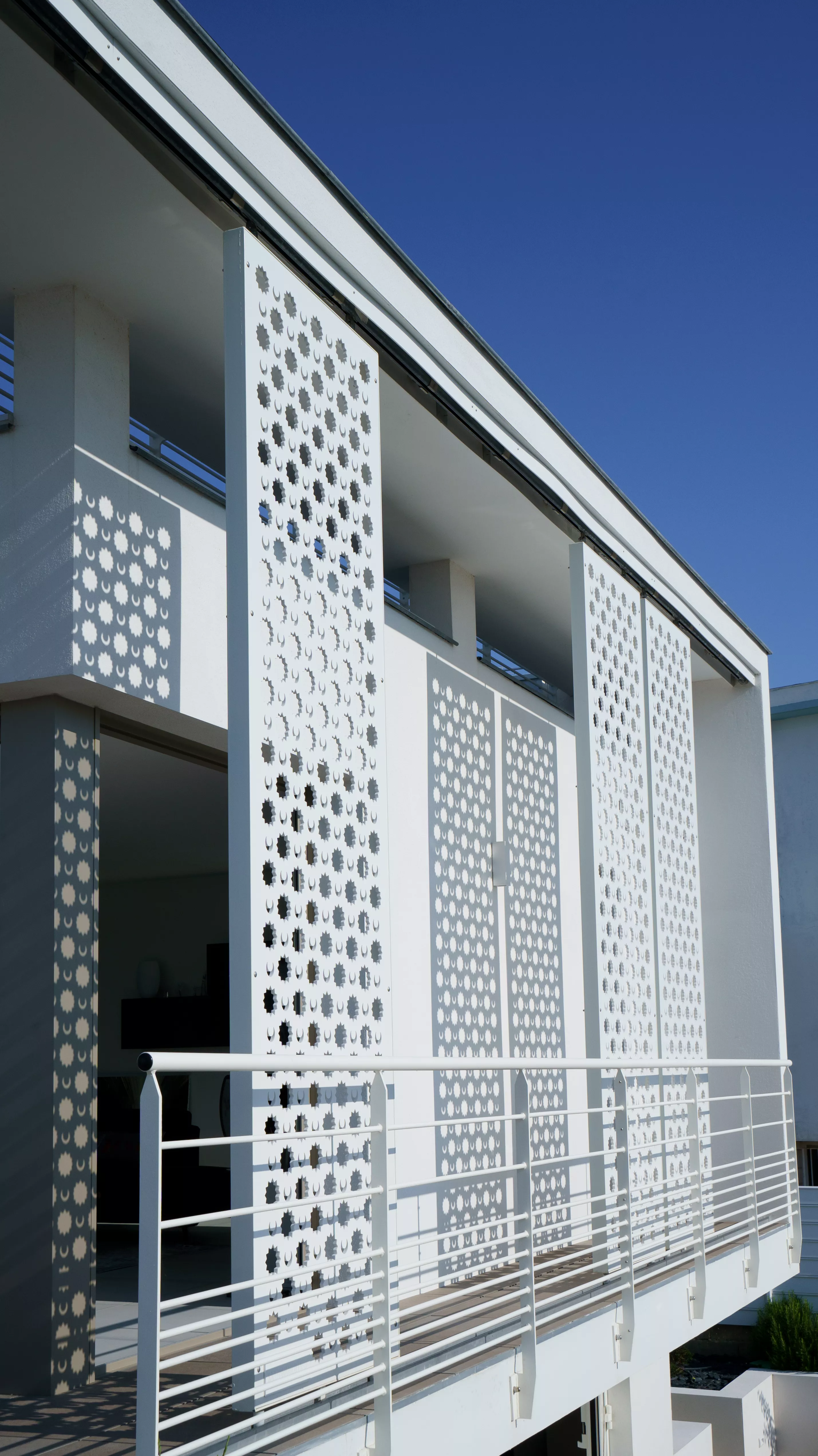 A sunshade façade in the 1950s spirit of the seaside