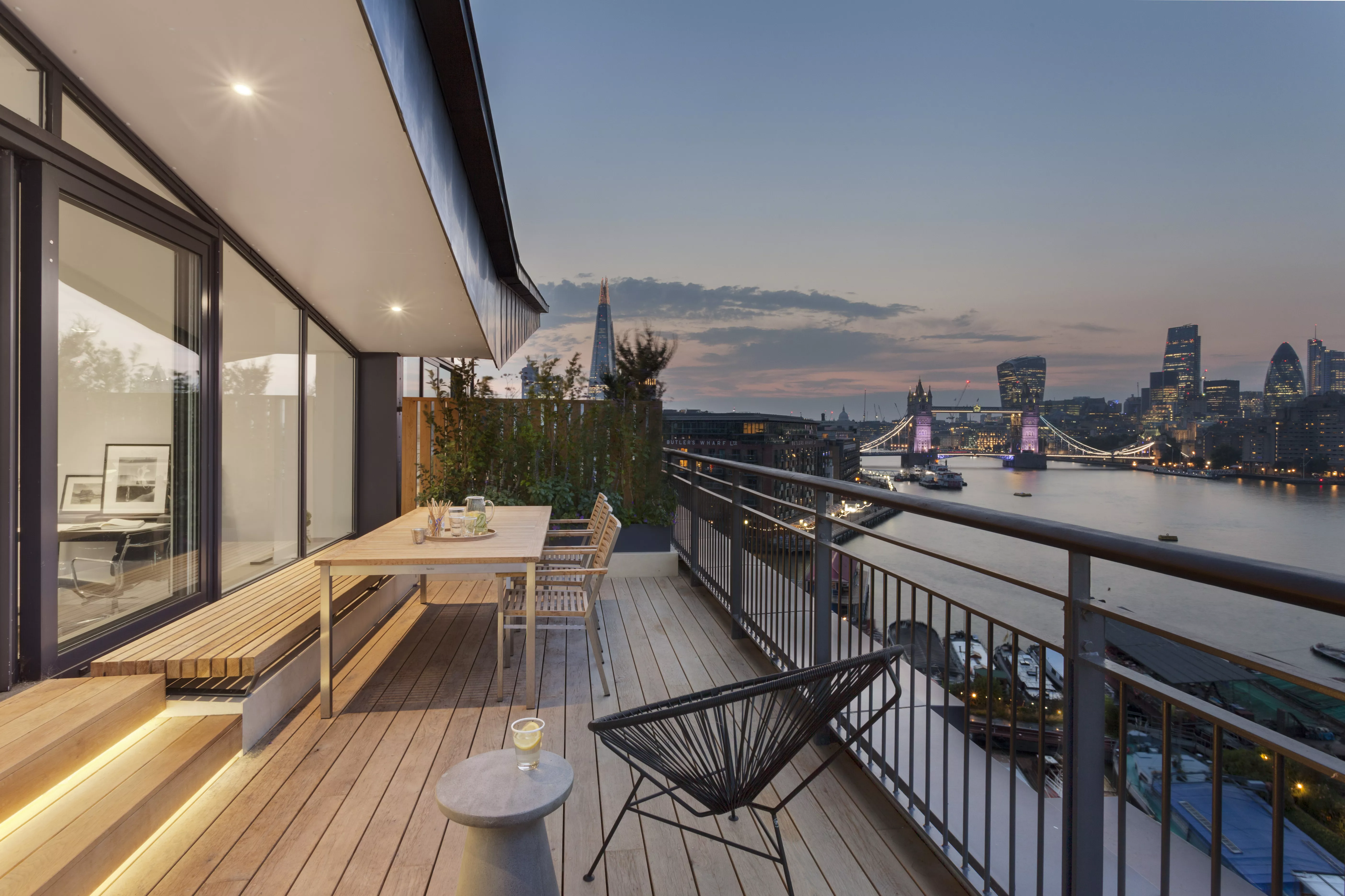 FORMstudio reinvents a Bermondsey Wall Penthouse with HIMACS