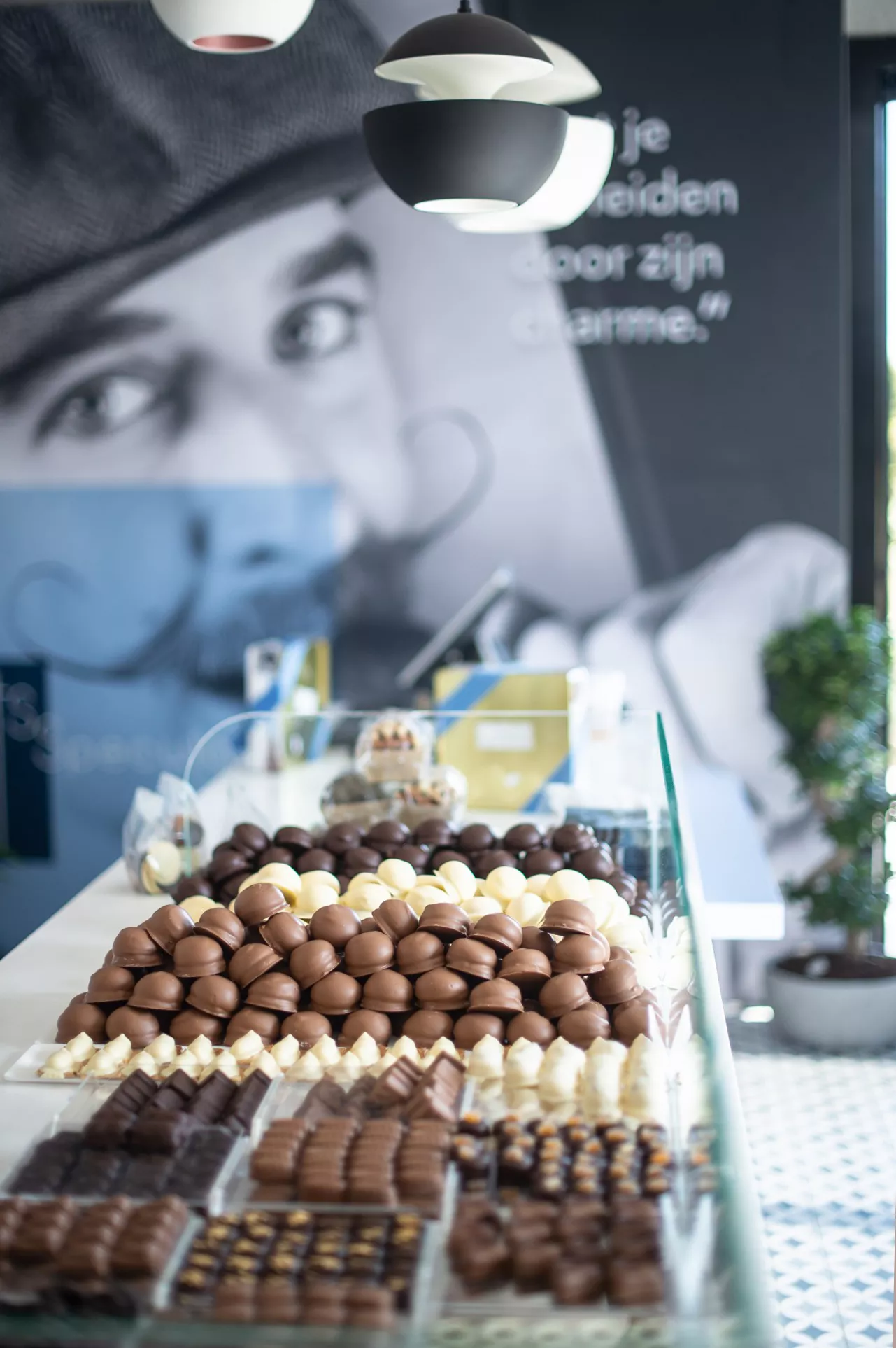 A blend of design and craftsmanship at a Belgian bakery shop with HIMACS at the fore