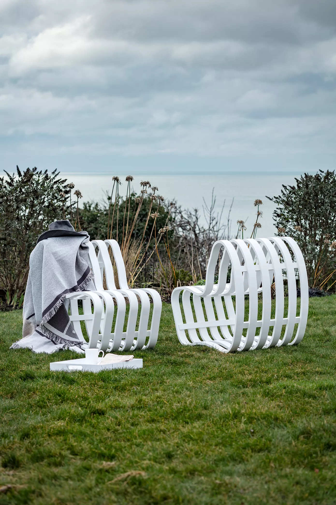 CURVE Outdoor: A light and airy HIMACS bench with flowing curves