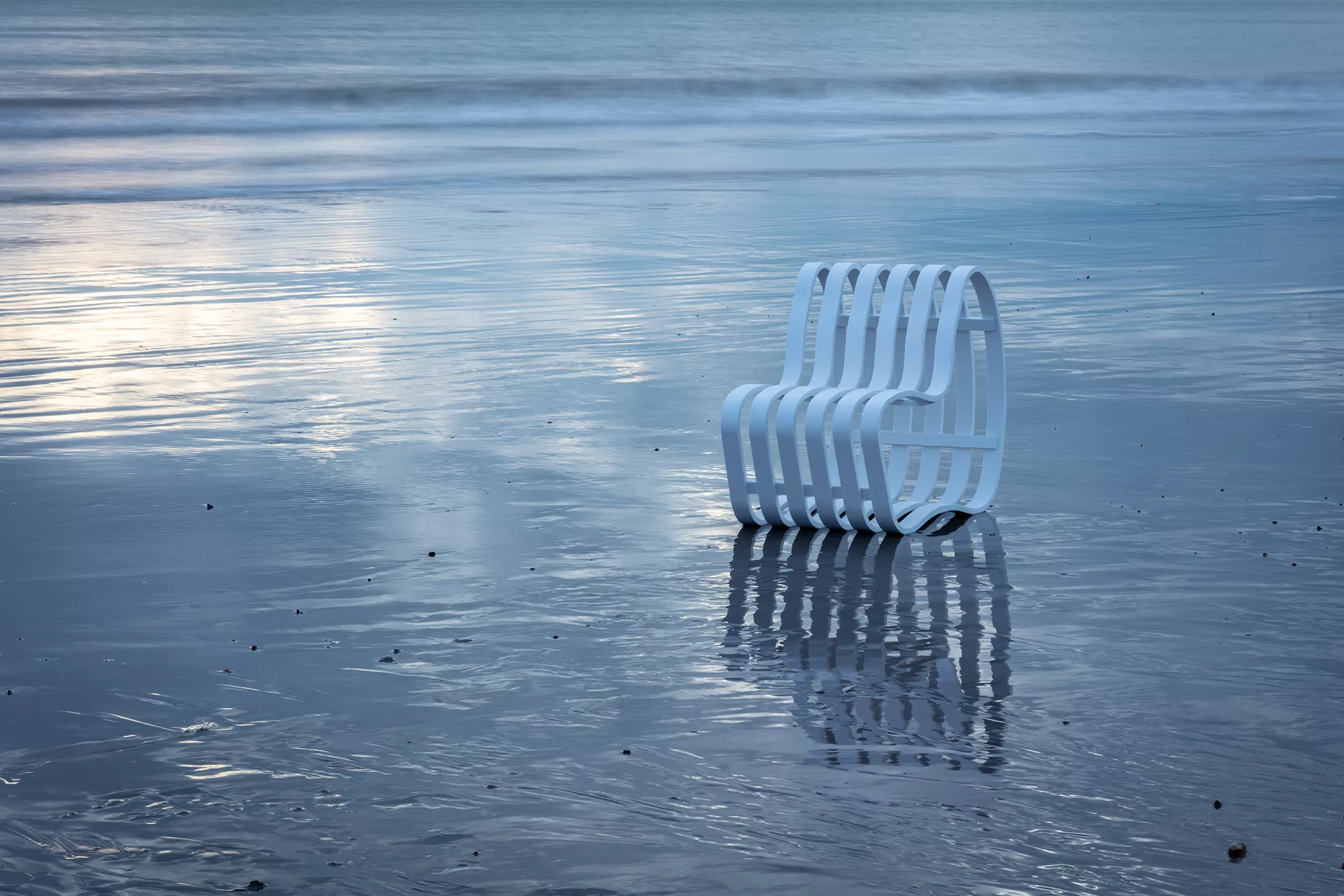 CURVE Outdoor : Un banc HIMACS léger et aérien aux courbes fluides