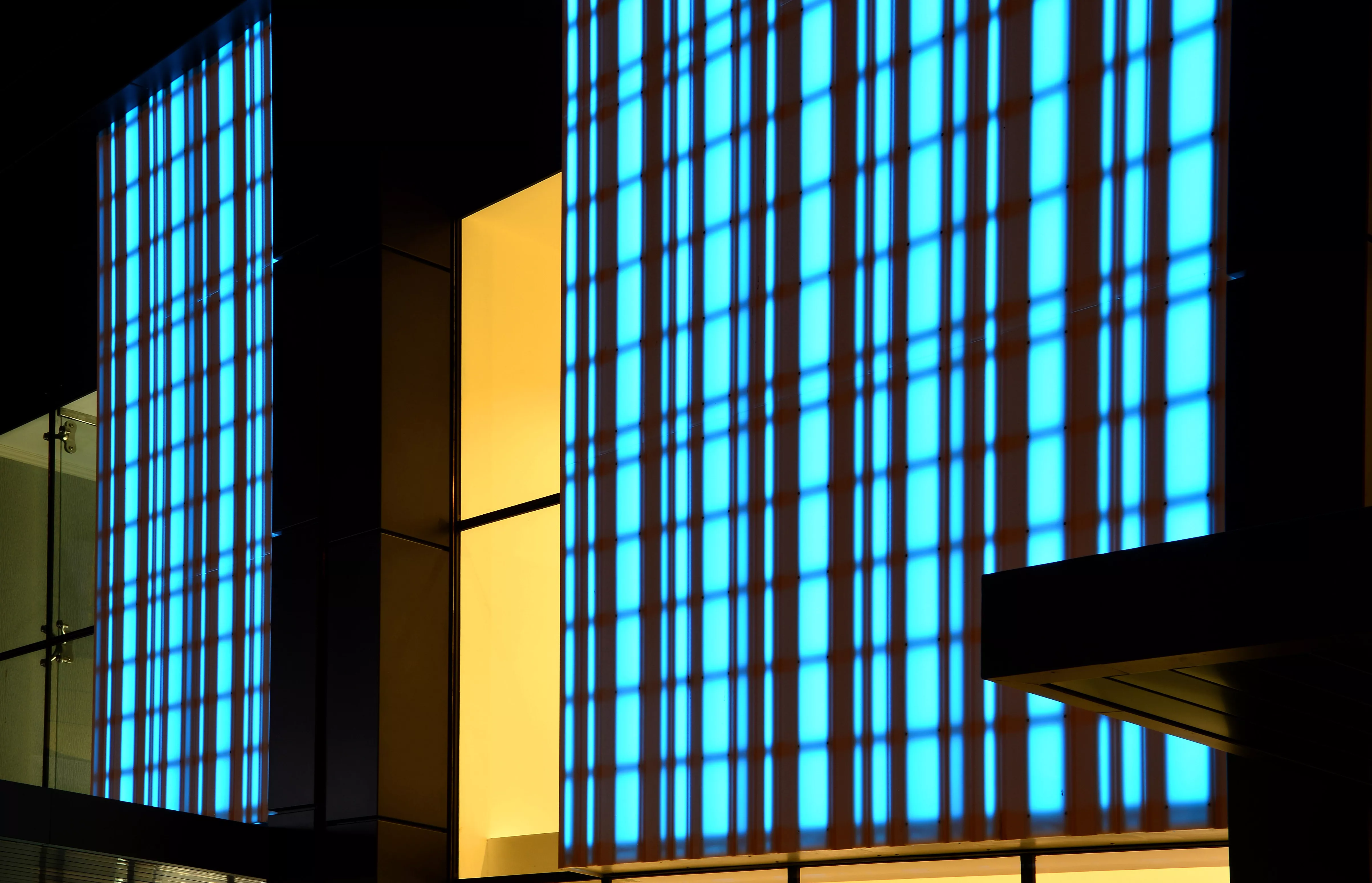 HIMACS lights up a Retail Park´s façade in Edinburgh