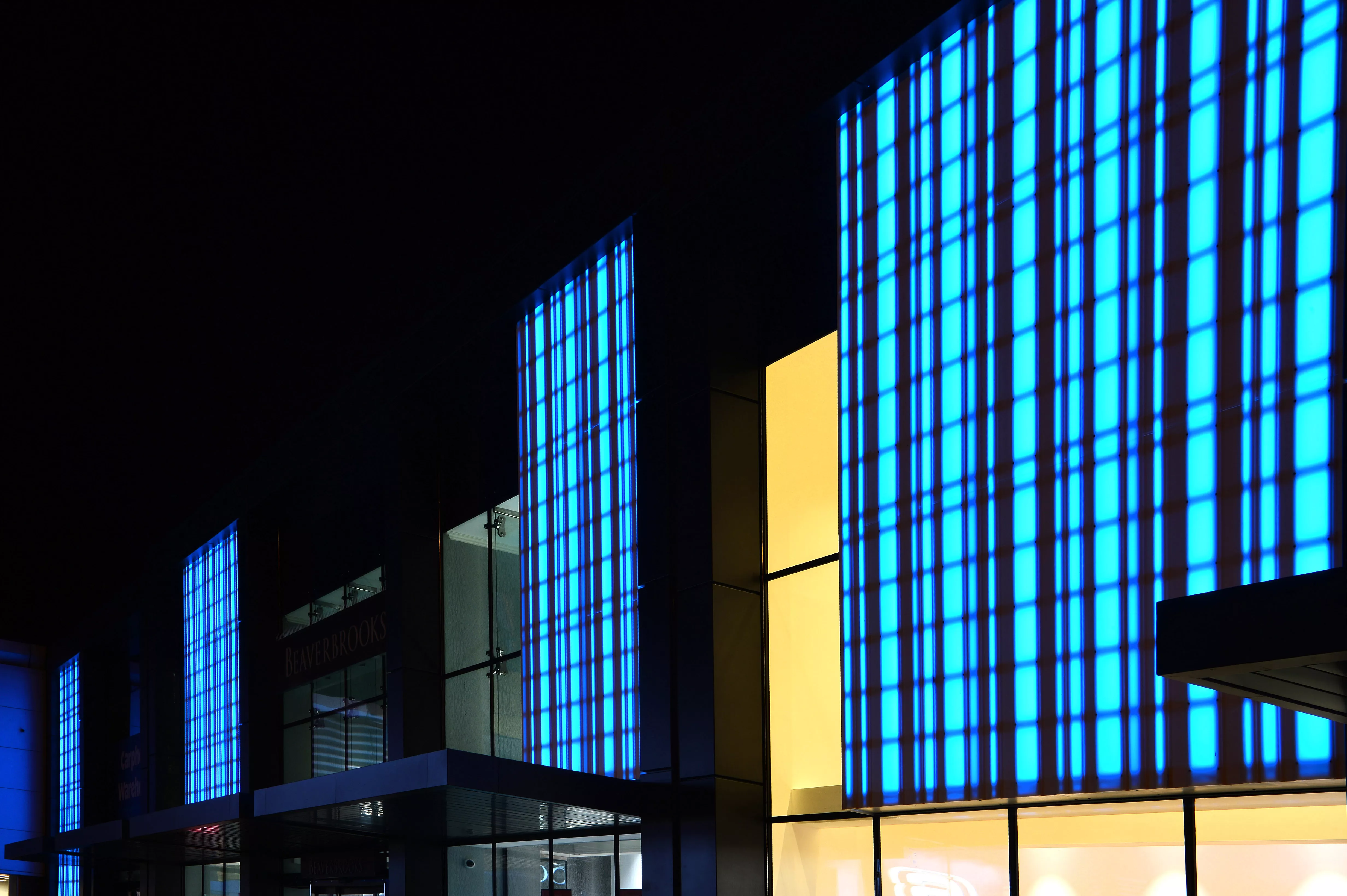 HIMACS lights up a Retail Park´s façade in Edinburgh