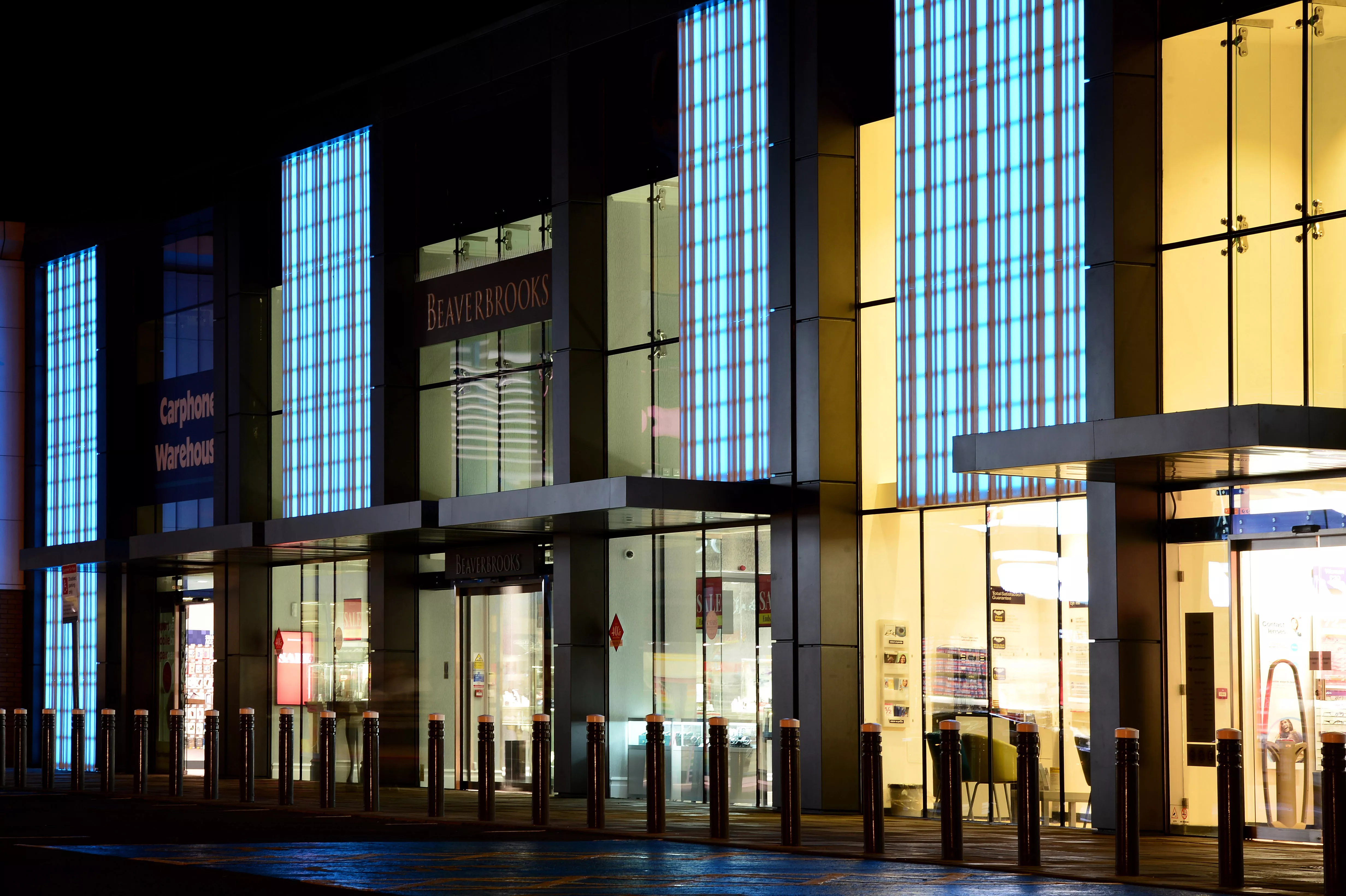 HIMACS lights up a Retail Park´s façade in Edinburgh