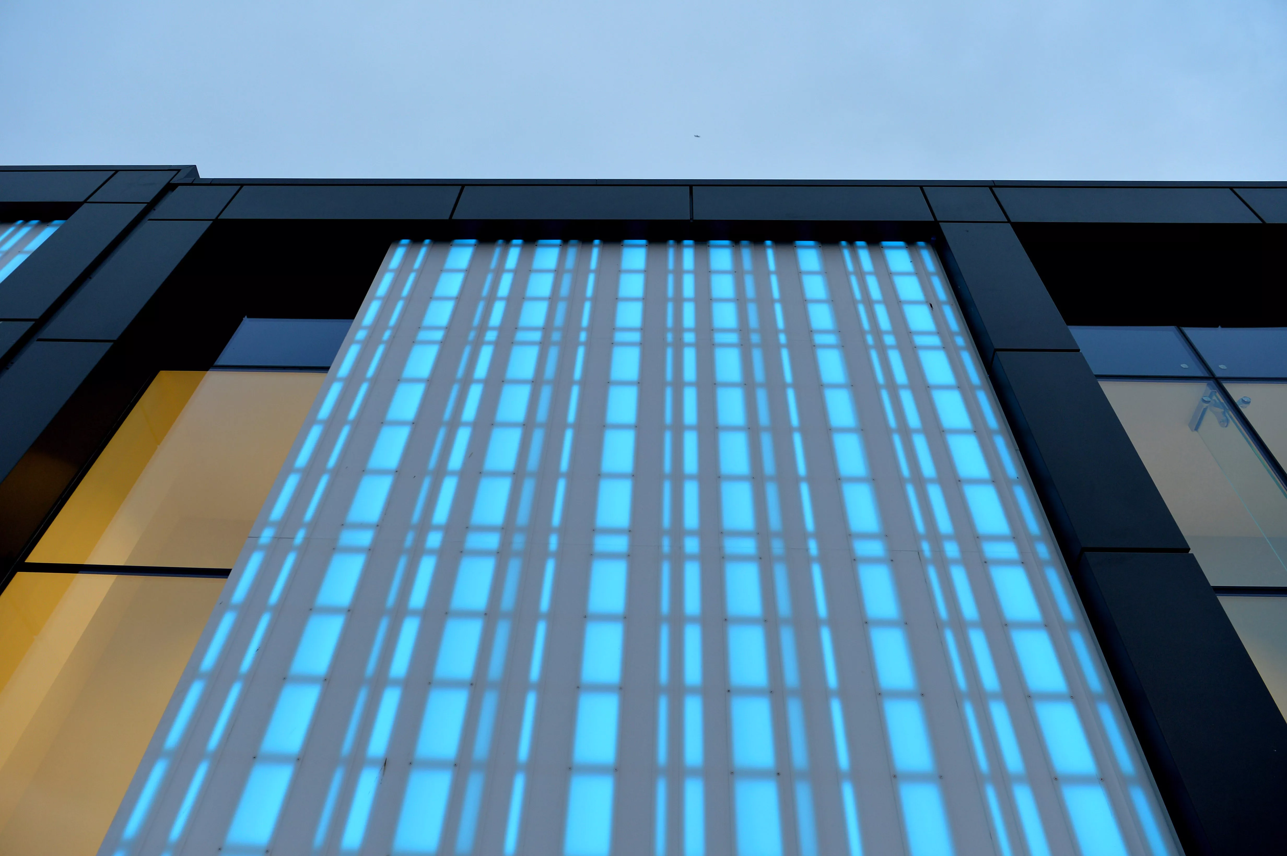 HIMACS lights up a Retail Park´s façade in Edinburgh