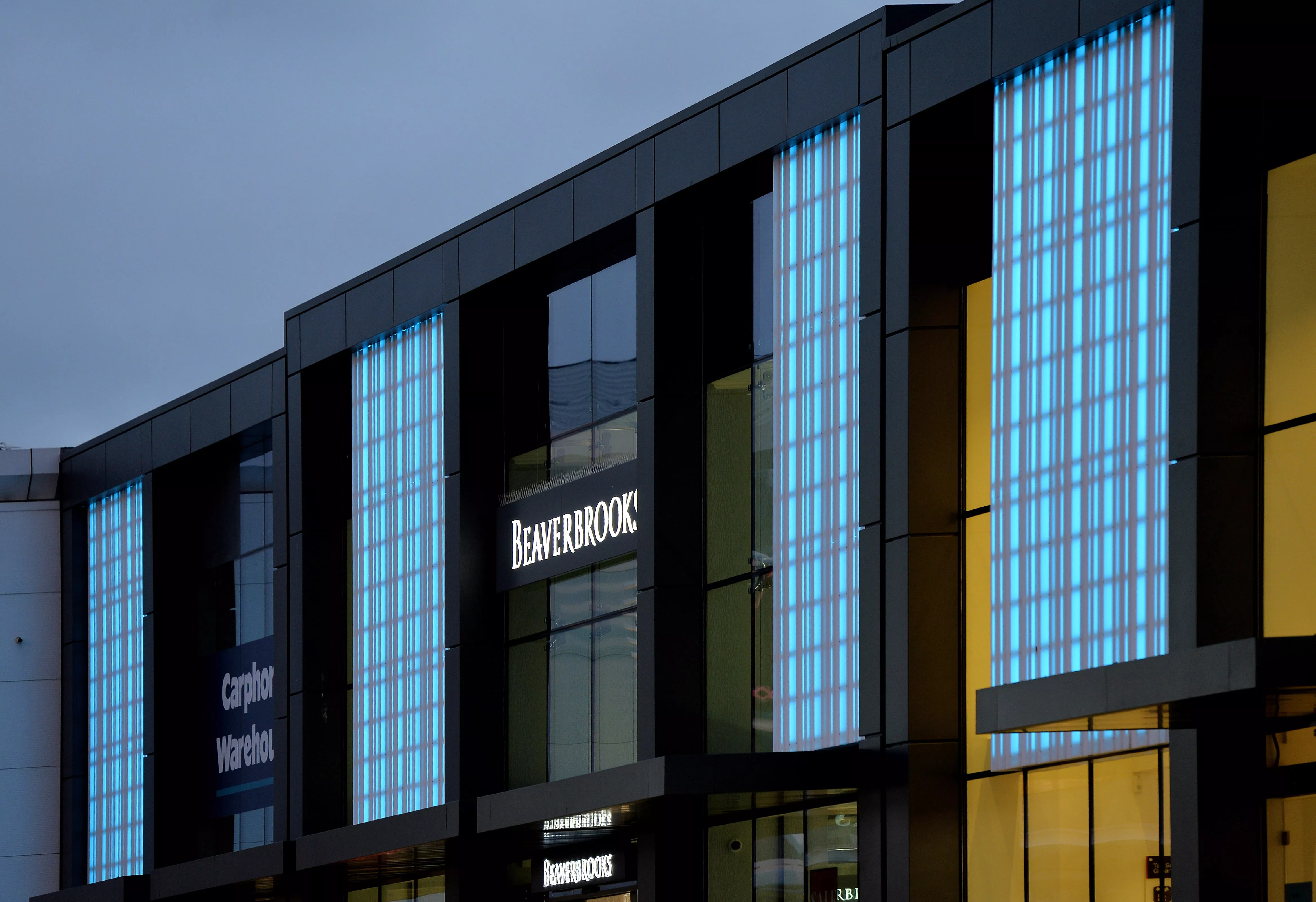 HIMACS lights up a Retail Park´s façade in Edinburgh