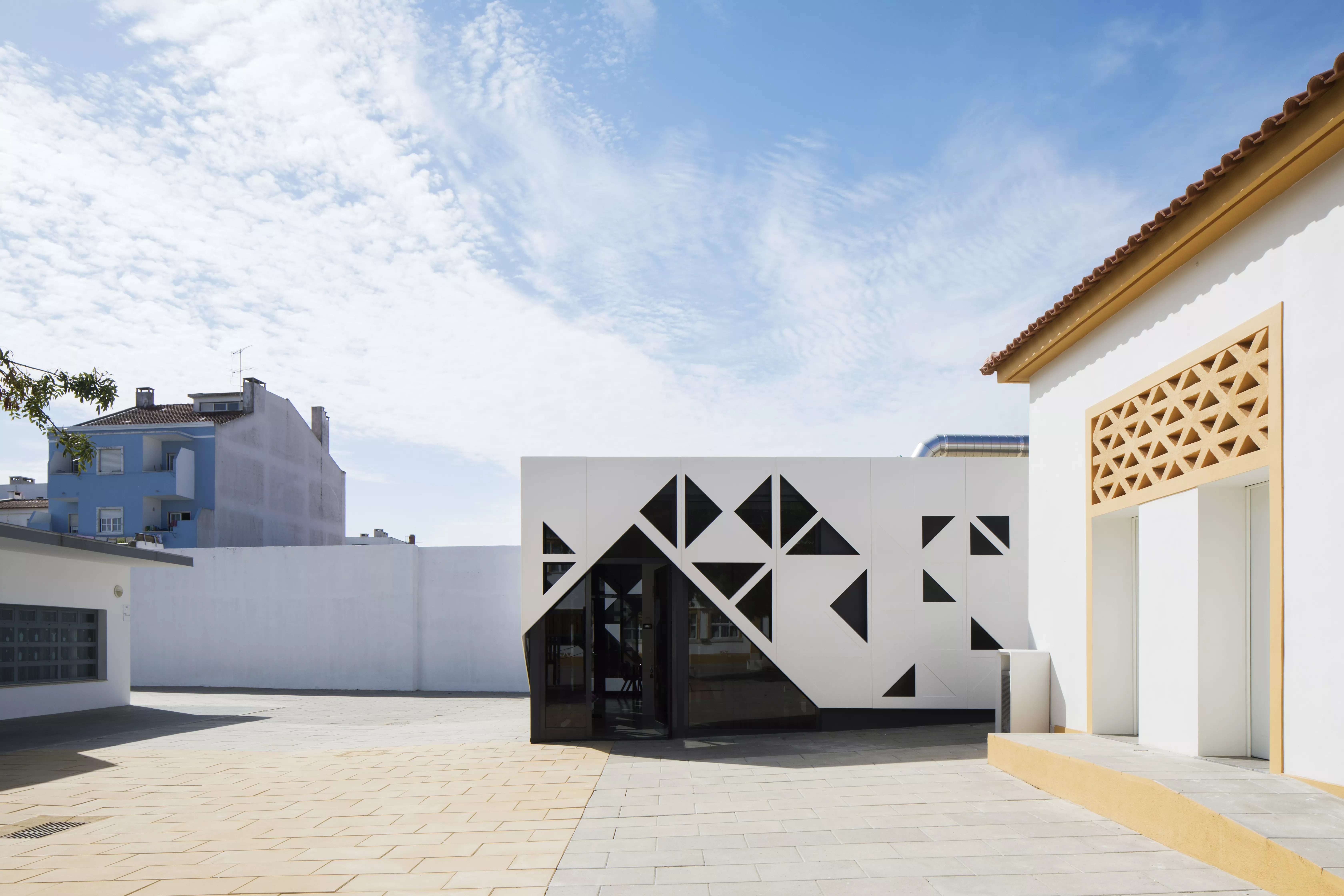 Spectacular HIMACS façade: traditional school architecture meets high-tech material 