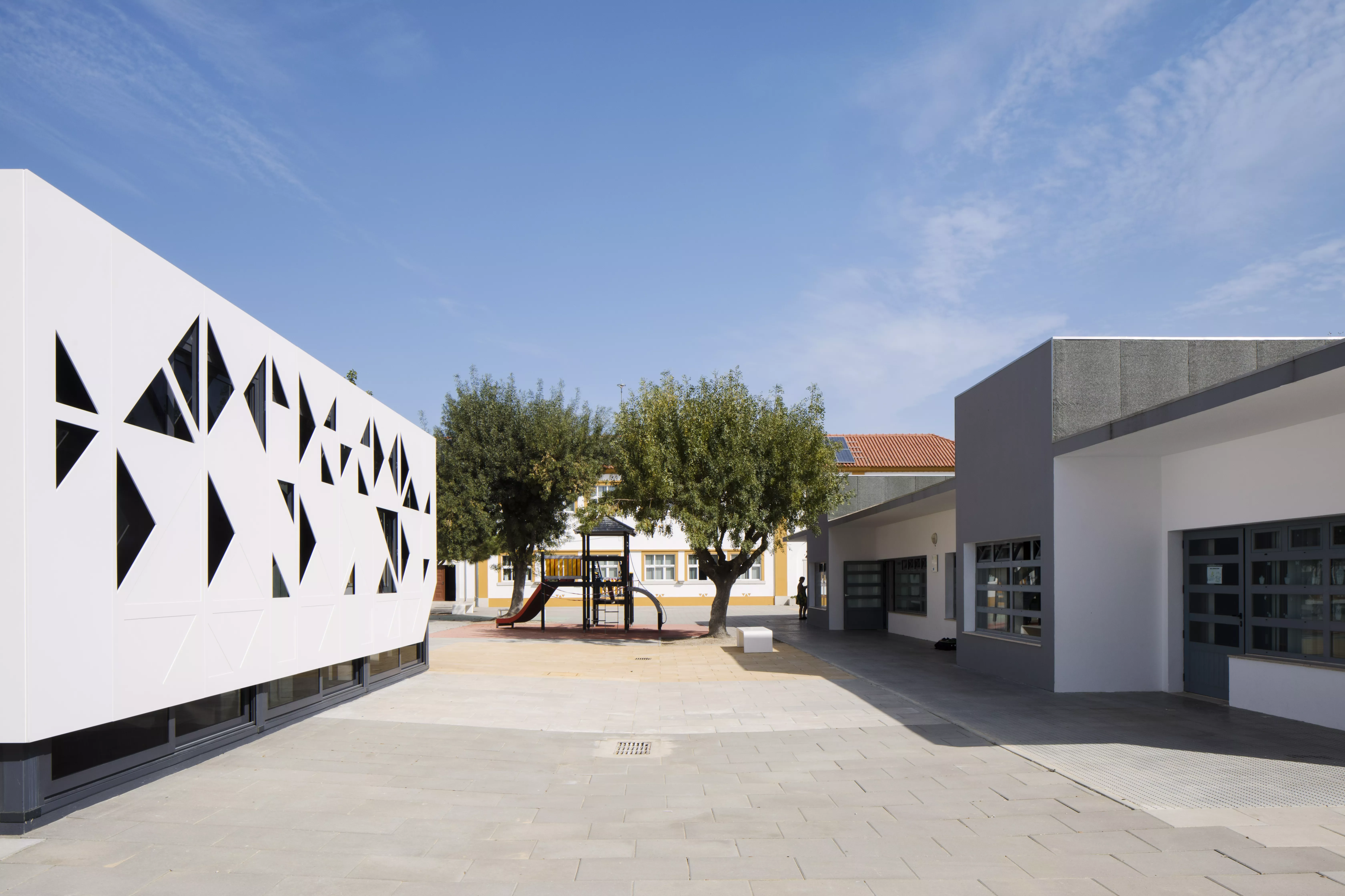 Spectacular HIMACS façade: traditional school architecture meets high-tech material 