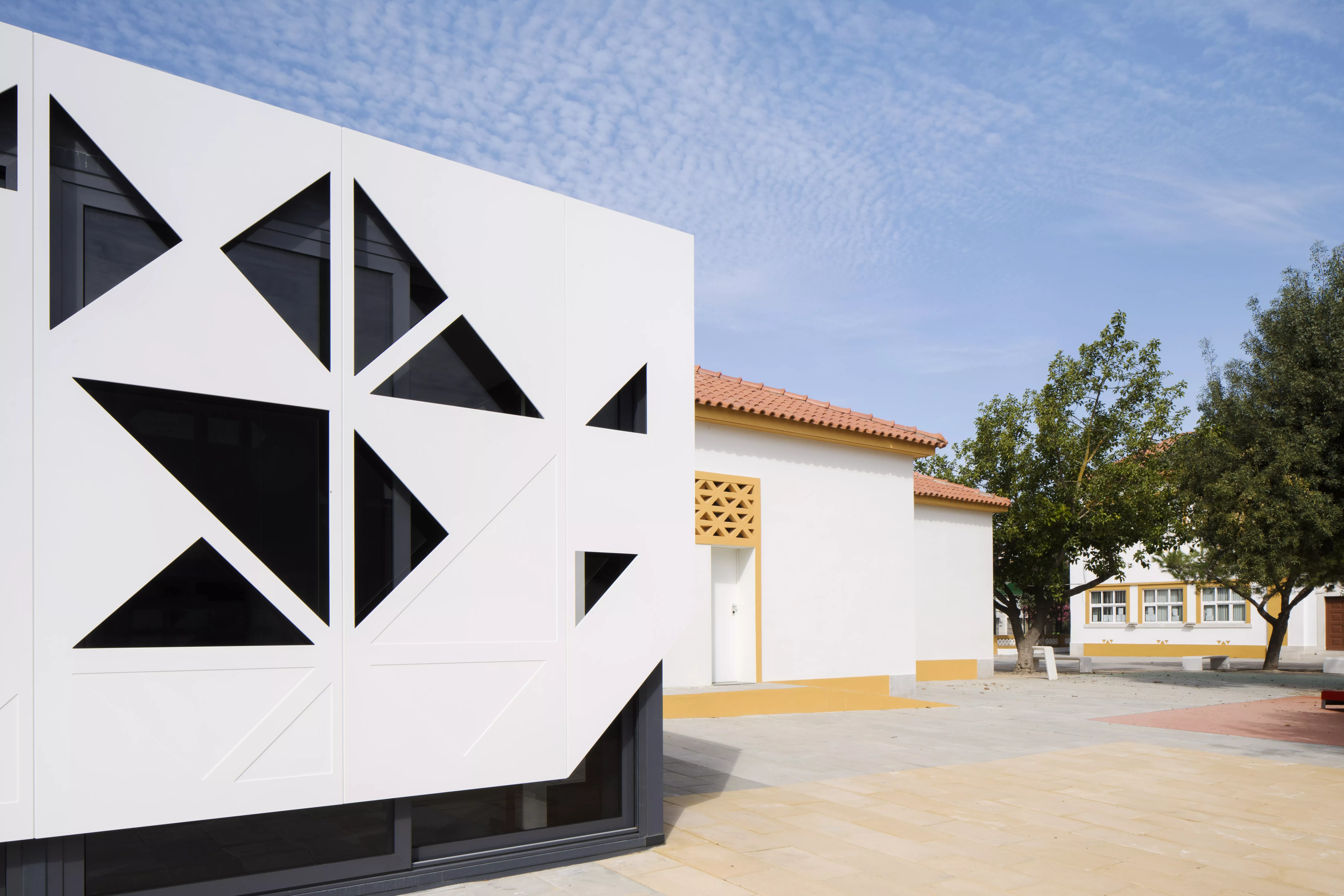 Spectacular HIMACS façade: traditional school architecture meets high-tech material 