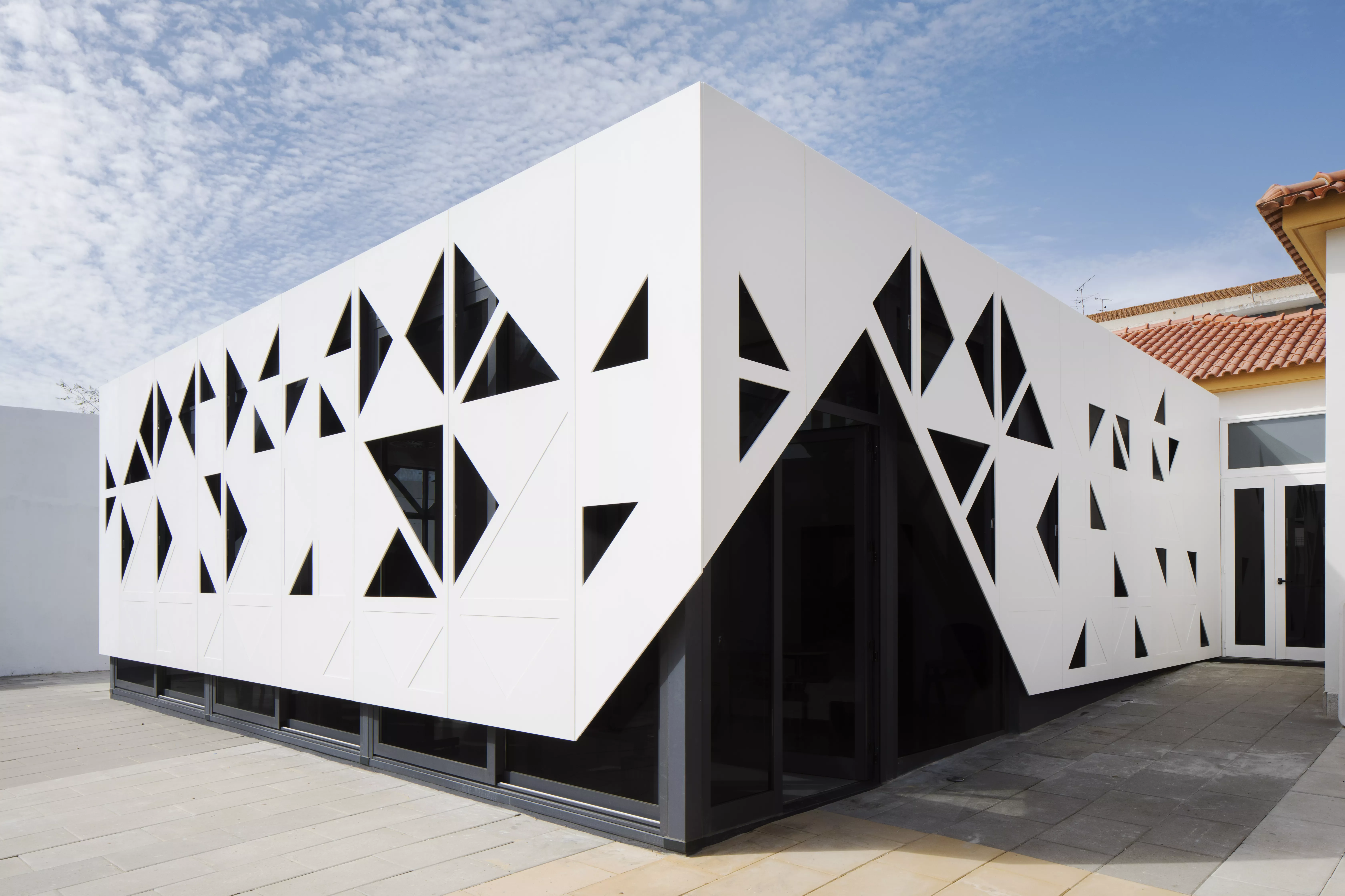 Spectacular HIMACS façade: traditional school architecture meets high-tech material 