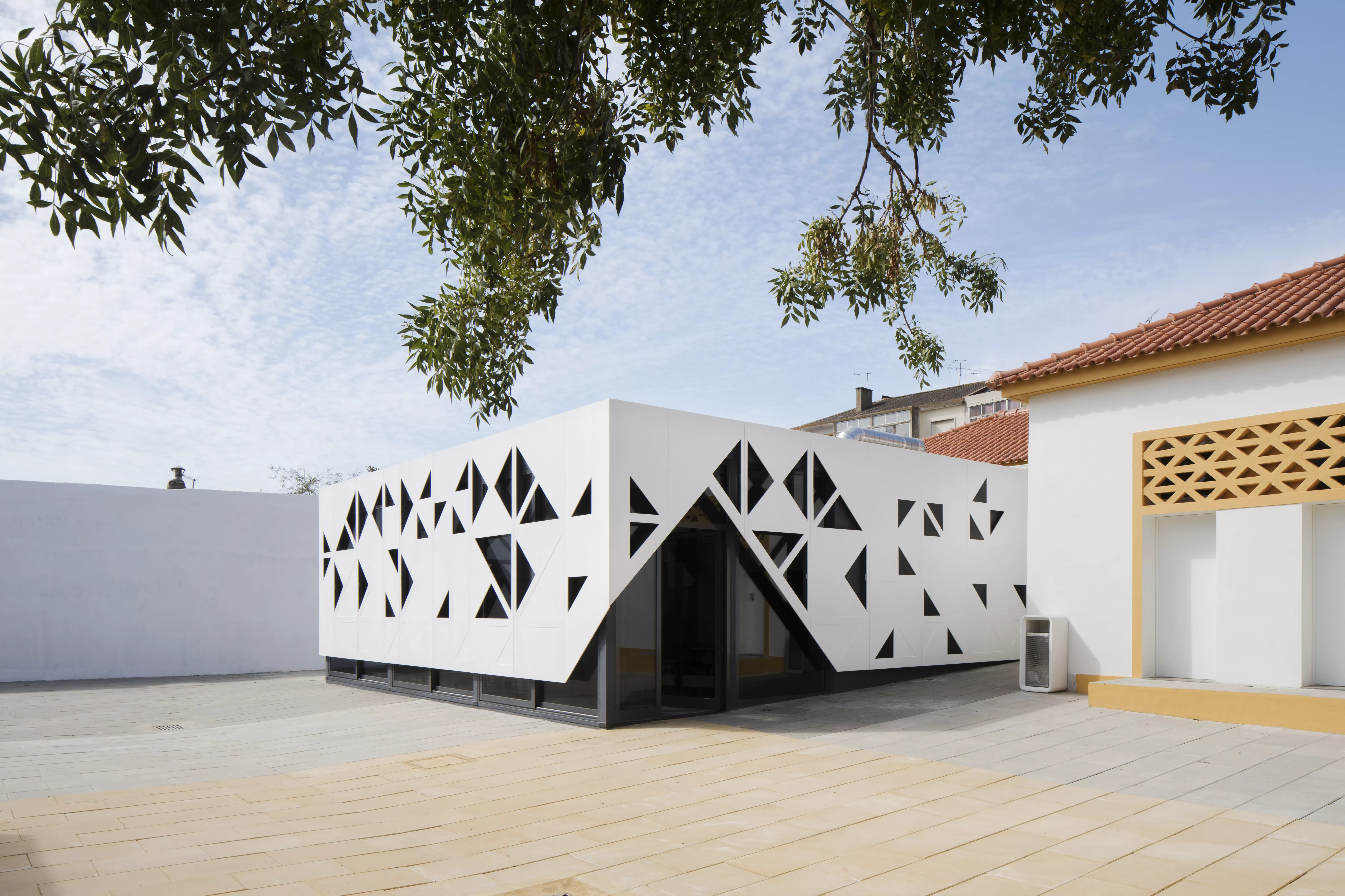 Spectacular HIMACS façade: traditional school architecture meets high-tech material 