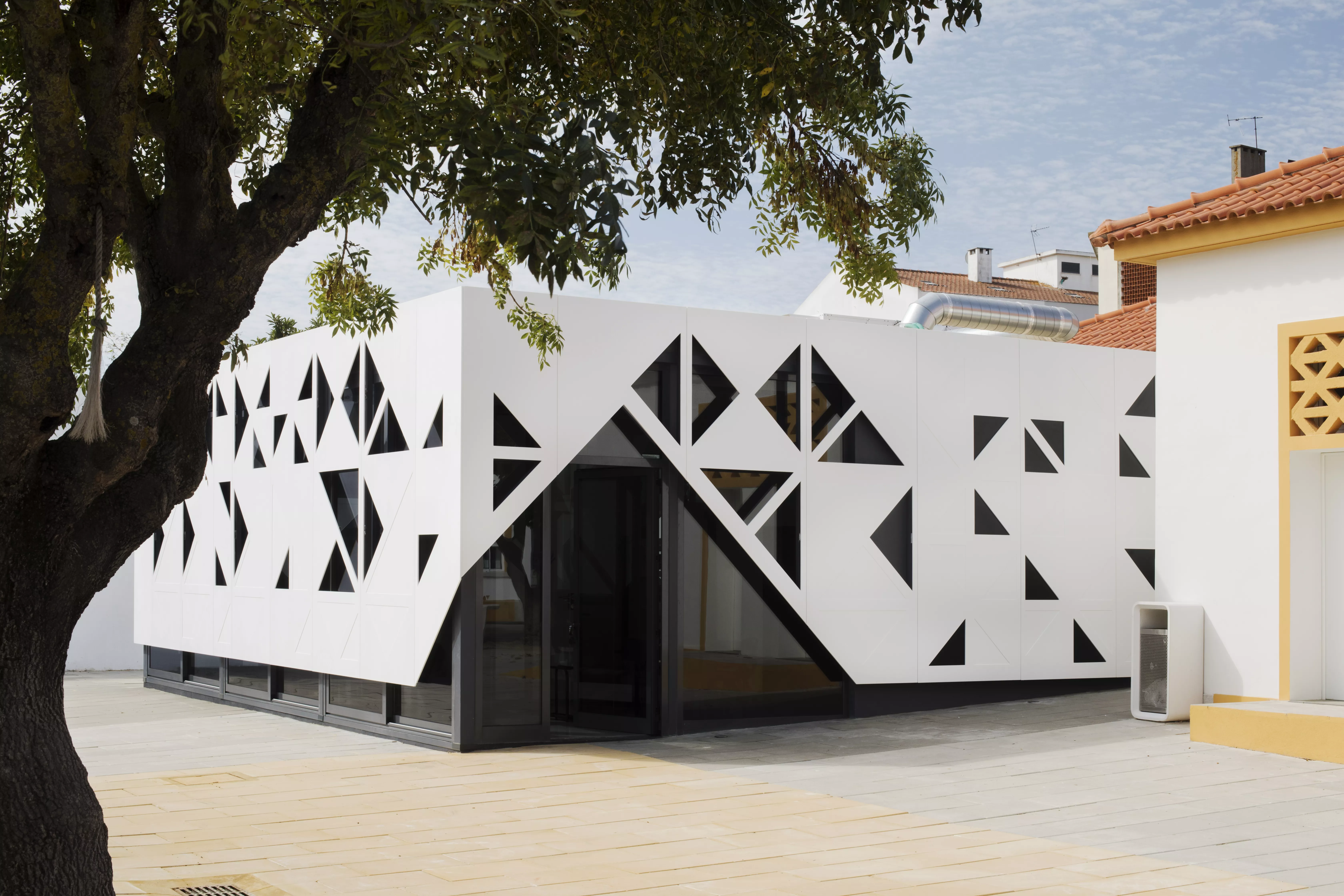 Spectacular HIMACS façade: traditional school architecture meets high-tech material 