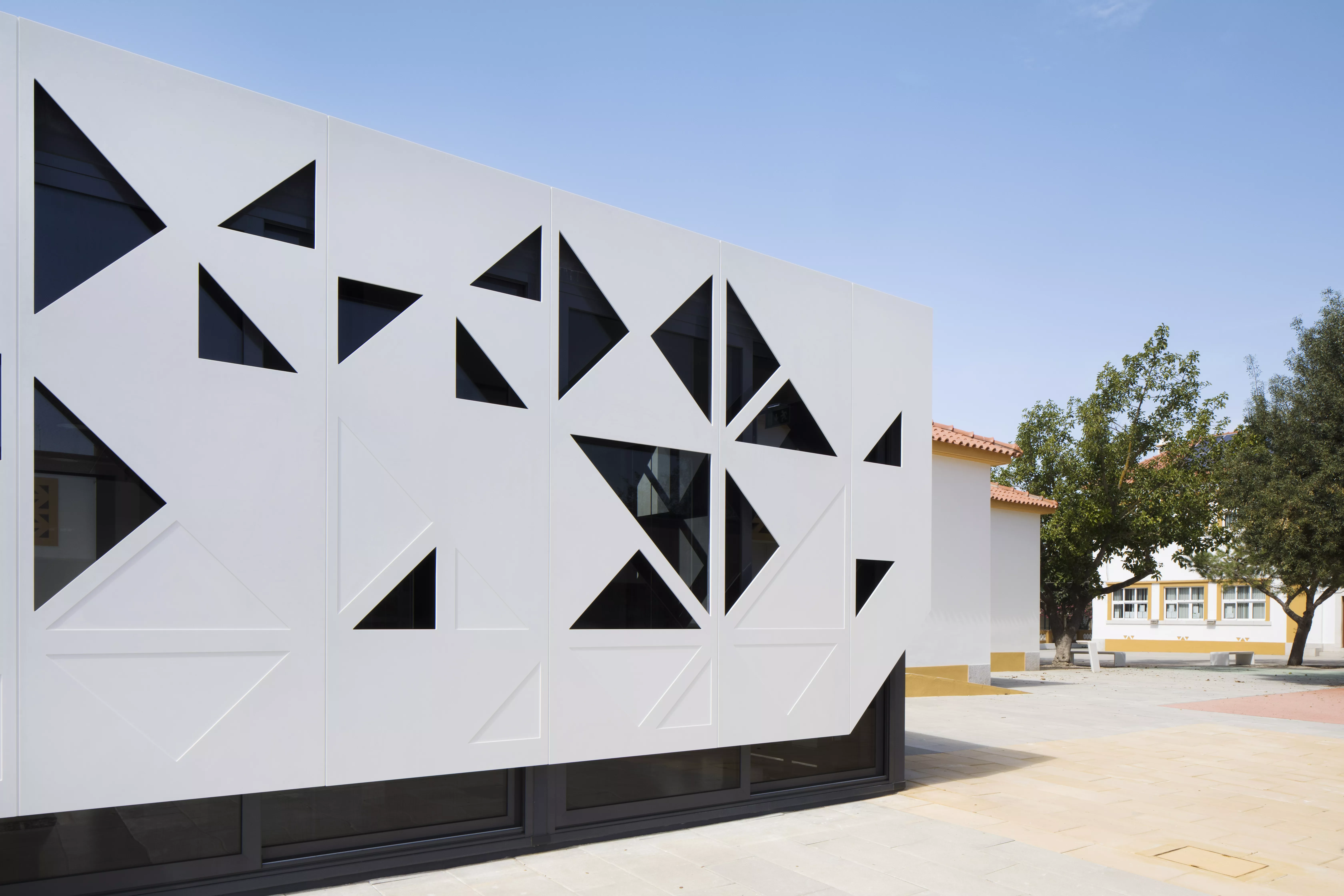 Spectacular HIMACS façade: traditional school architecture meets high-tech material 