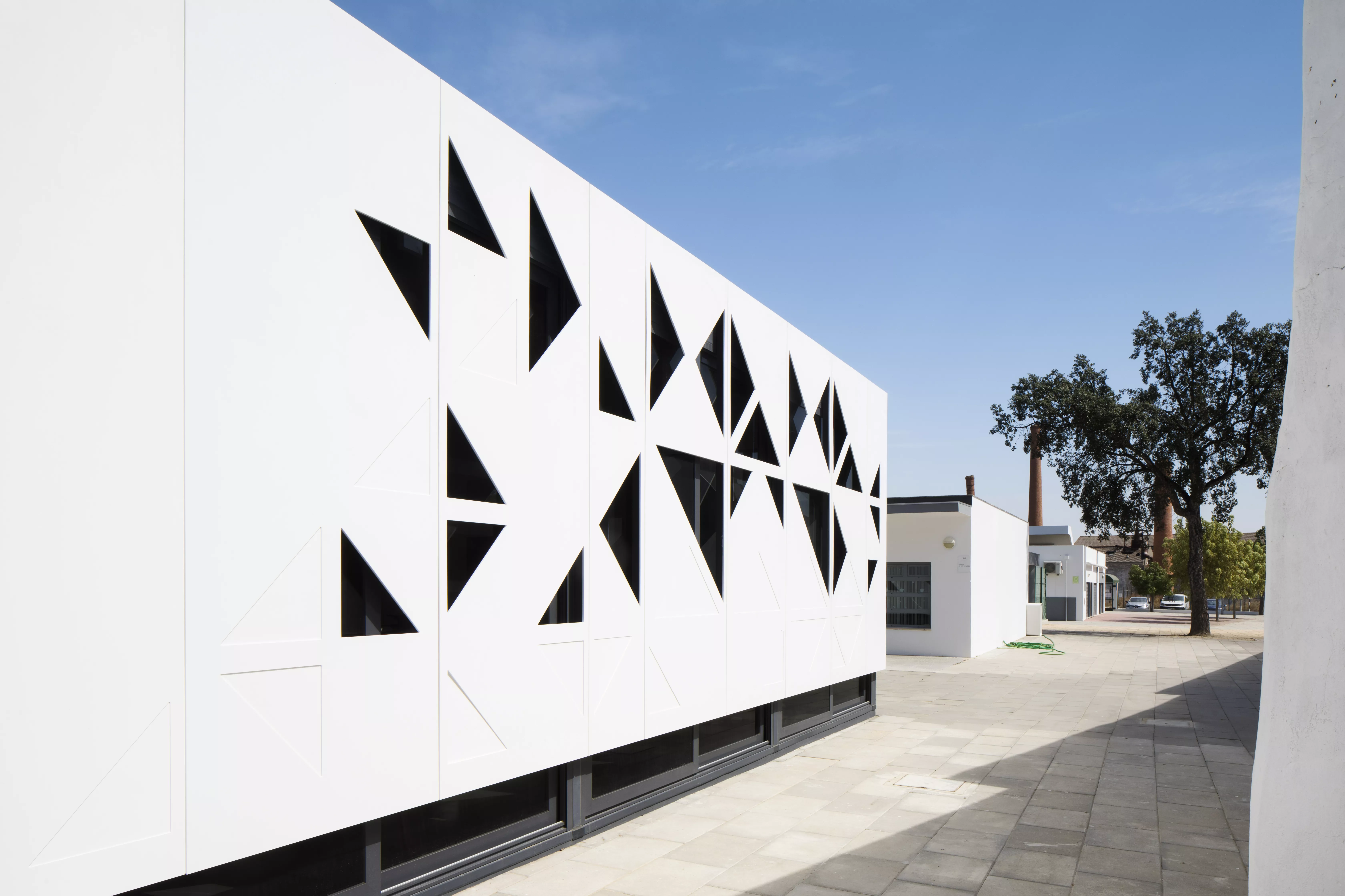 Spectacular HIMACS façade: traditional school architecture meets high-tech material 