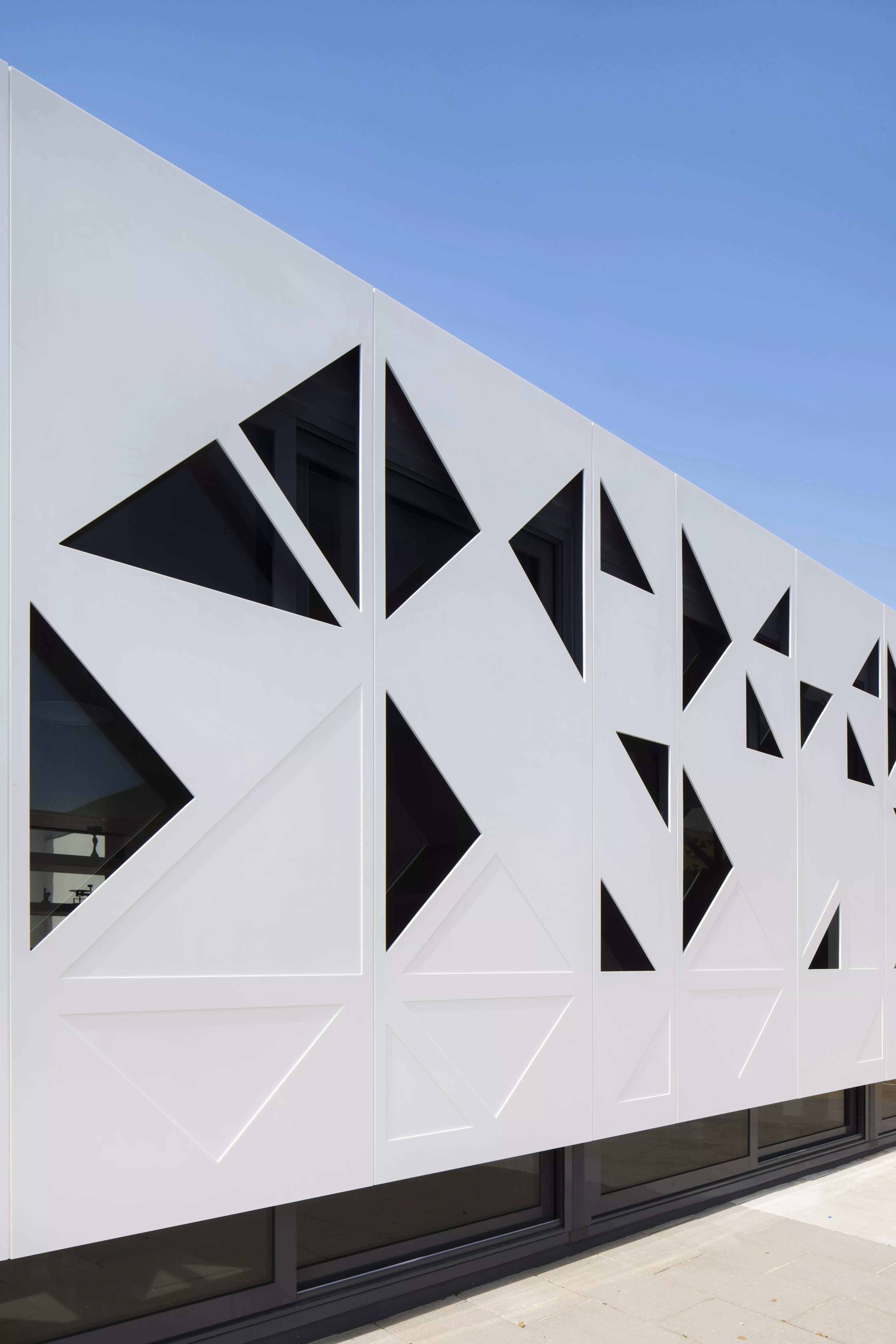 Spectacular HIMACS façade: traditional school architecture meets high-tech material 