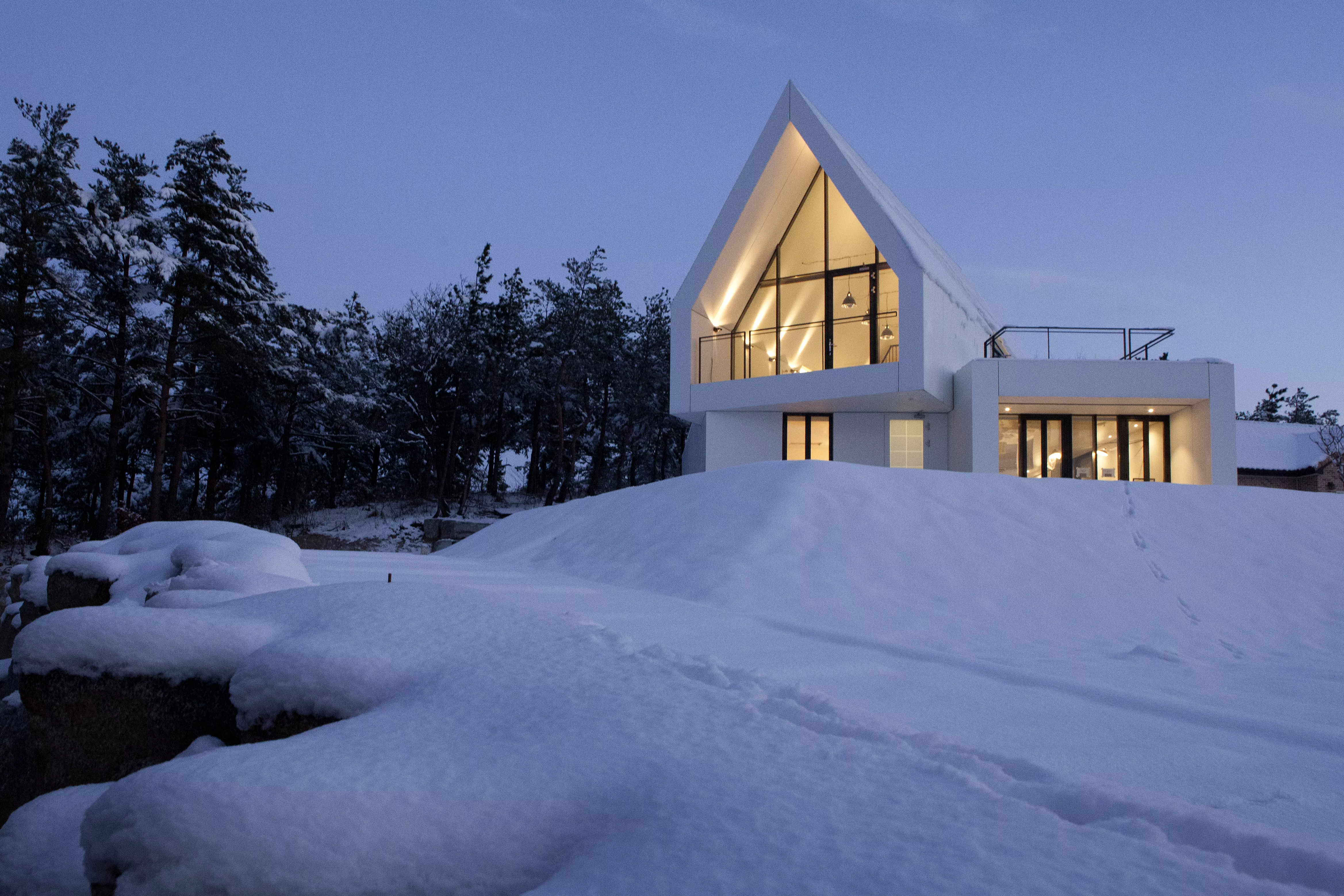 Sokcho Housing [in White]