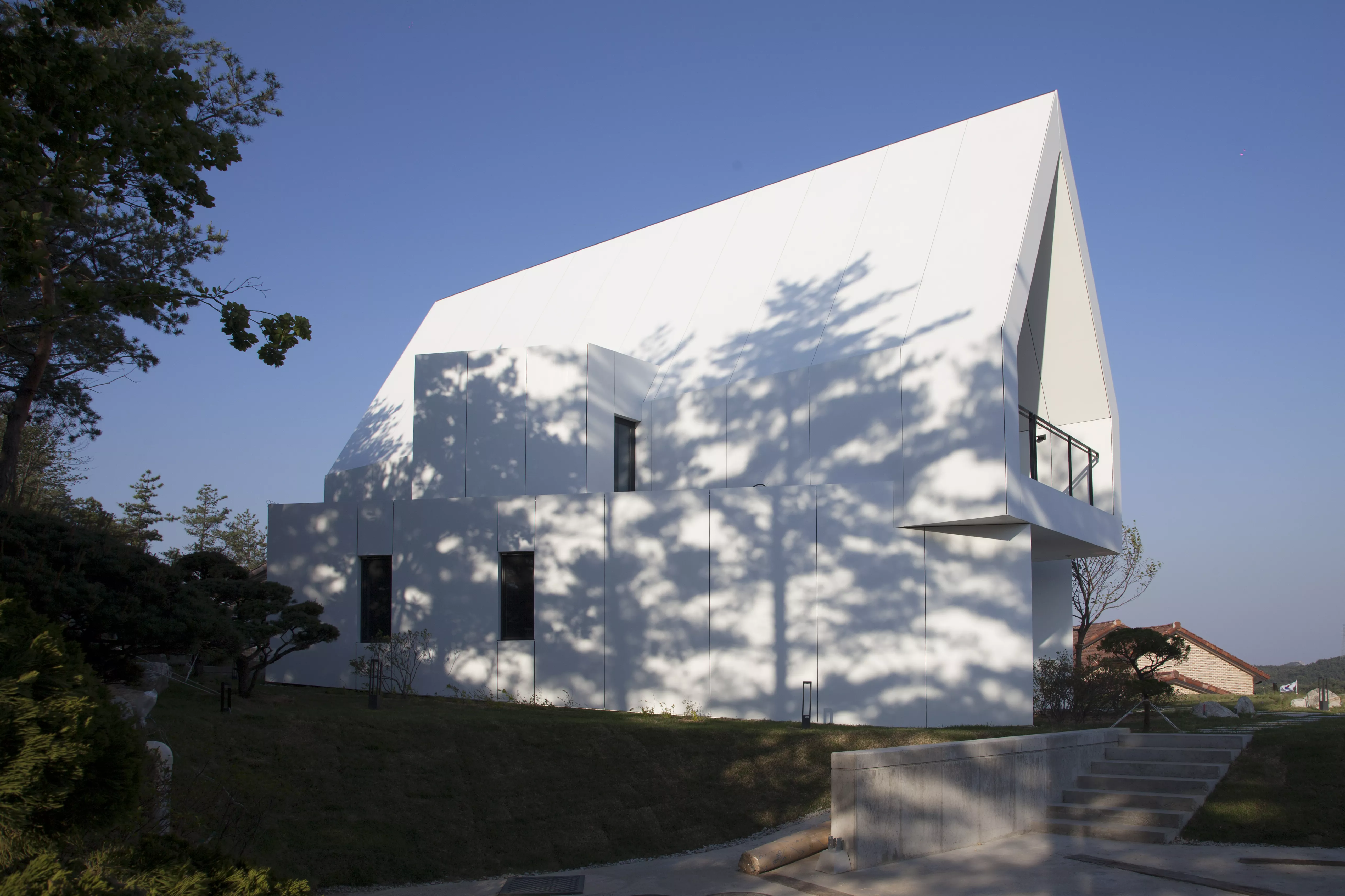 Sokcho Housing [in White]