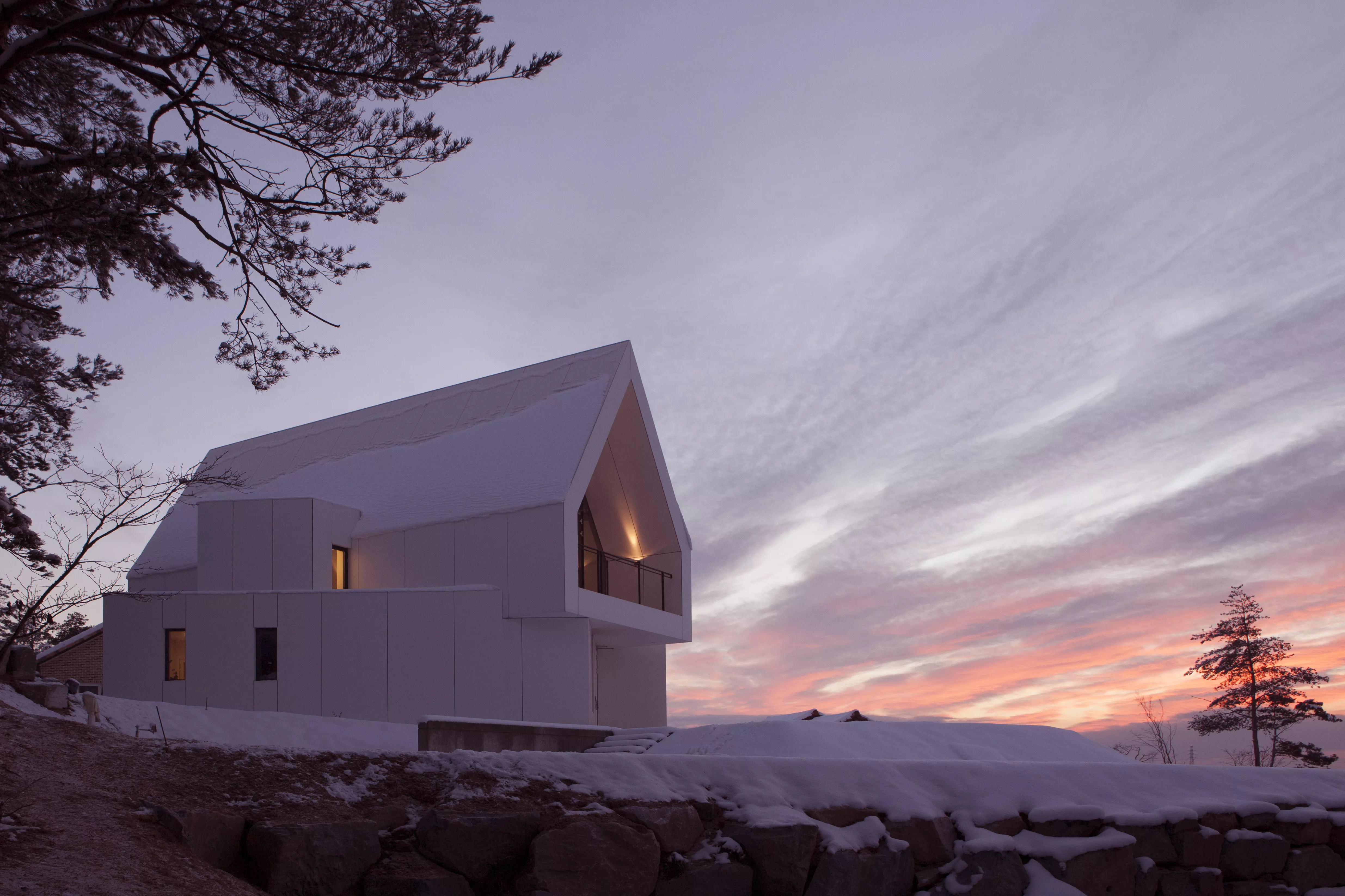 Sokcho Housing [in White]