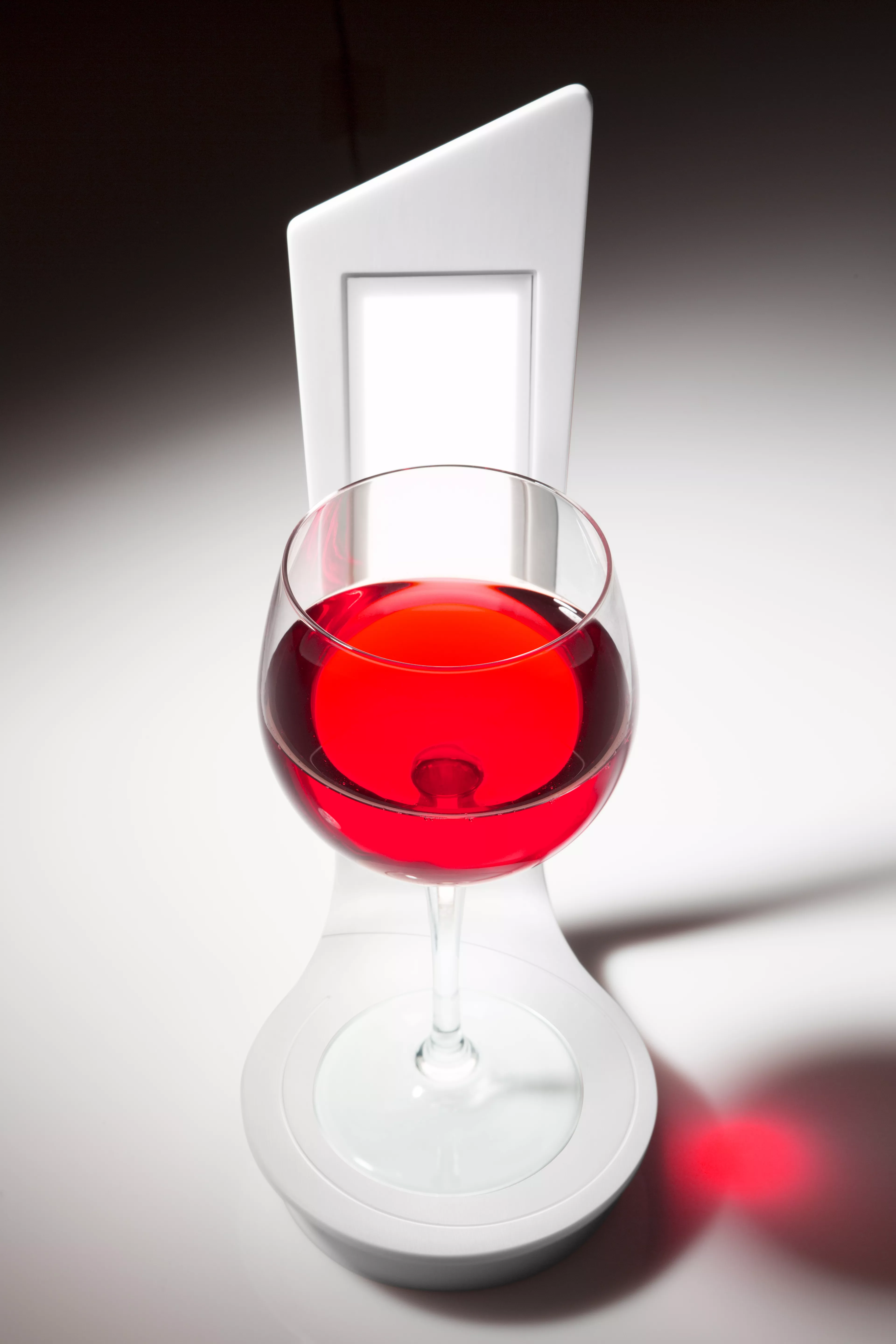 WineOLED : une lampe sans fil innovante  en HIMACS pour les amateurs de vin