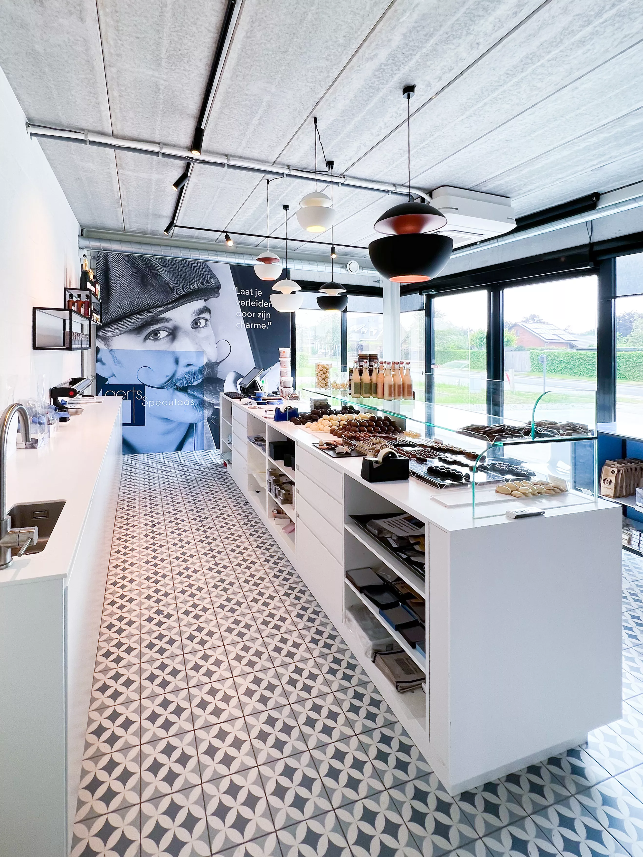 A blend of design and craftsmanship at a Belgian bakery shop with HIMACS at the fore