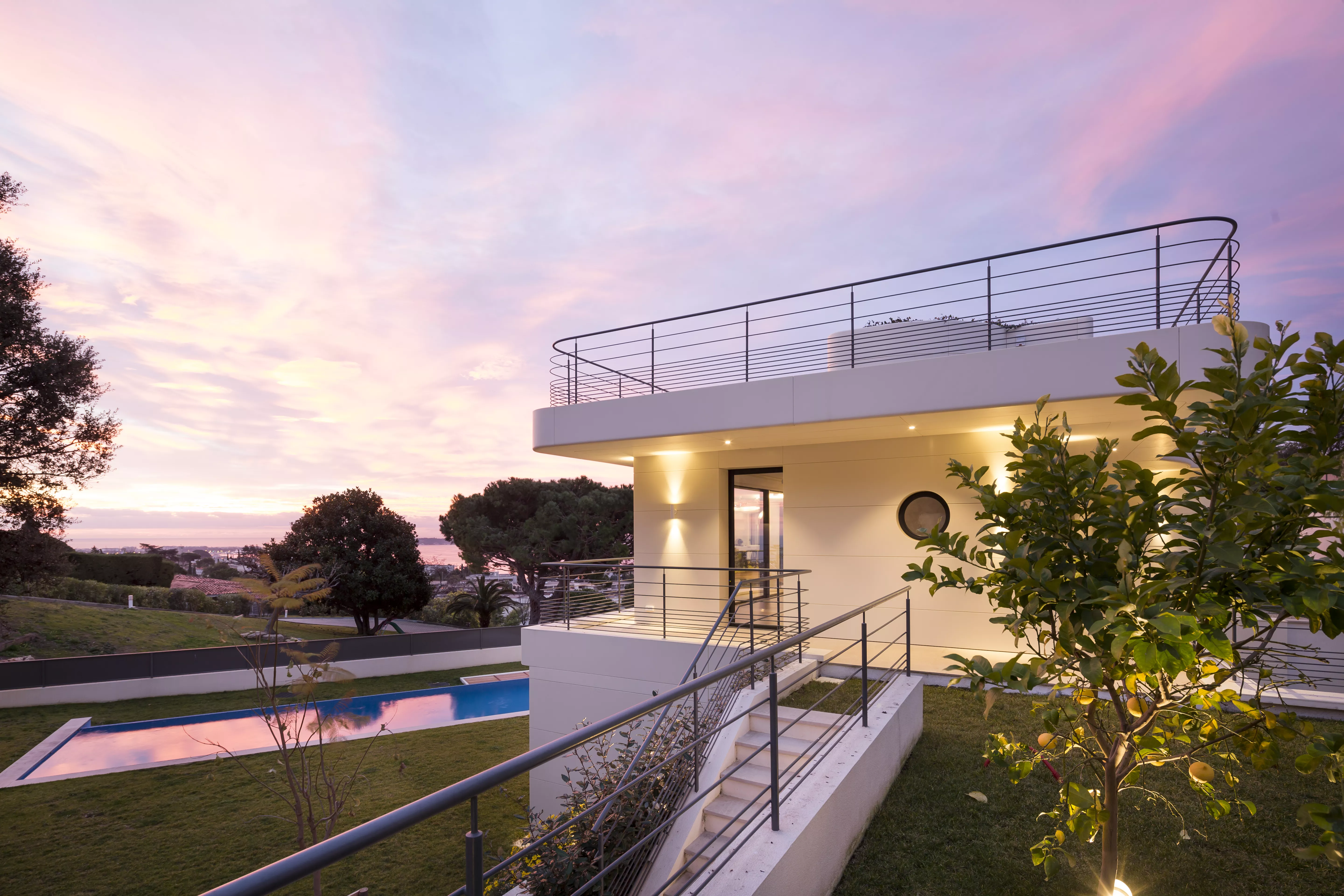 A spectacular home made with HIMACS on the French Riviera