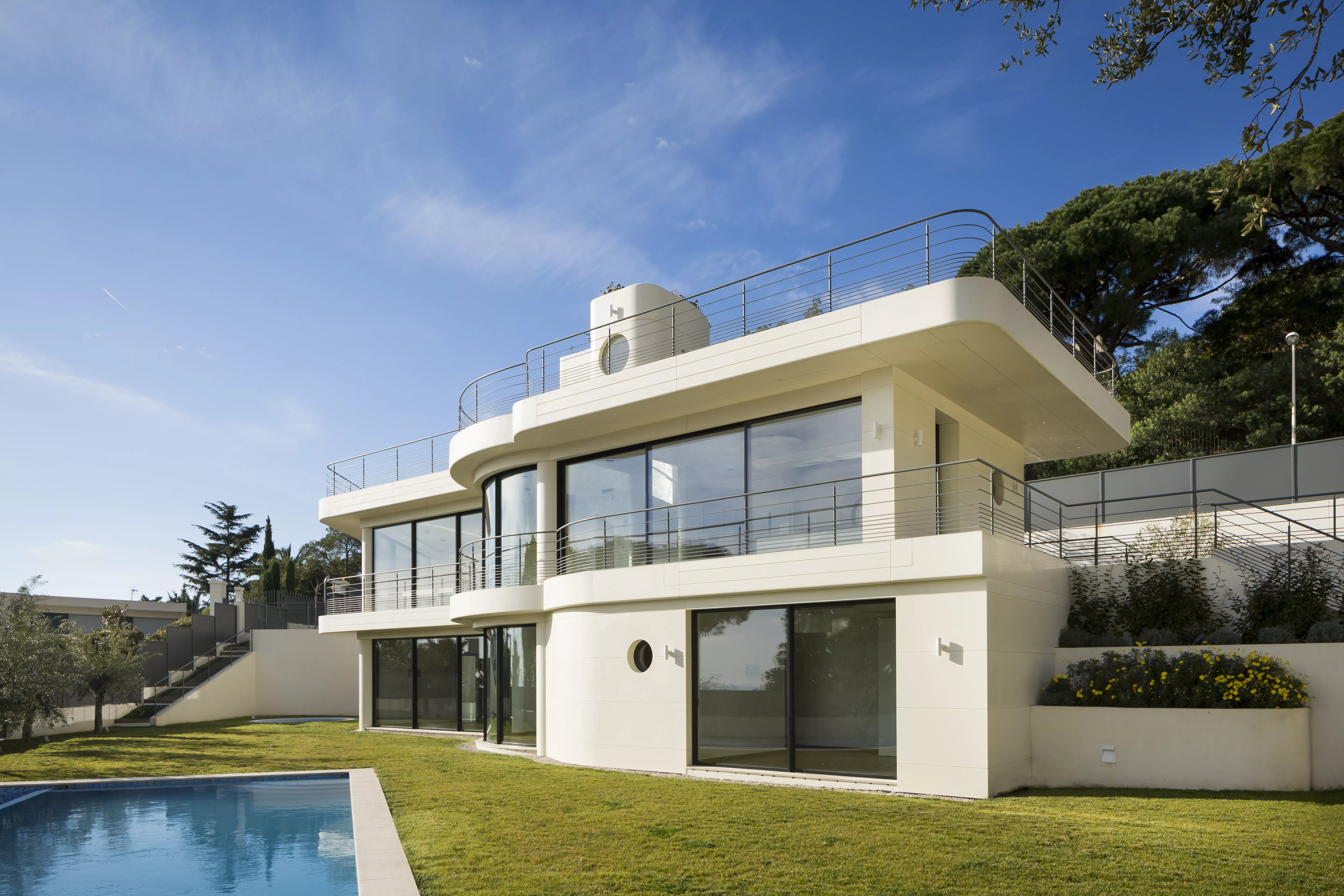 A spectacular home made with HIMACS on the French Riviera