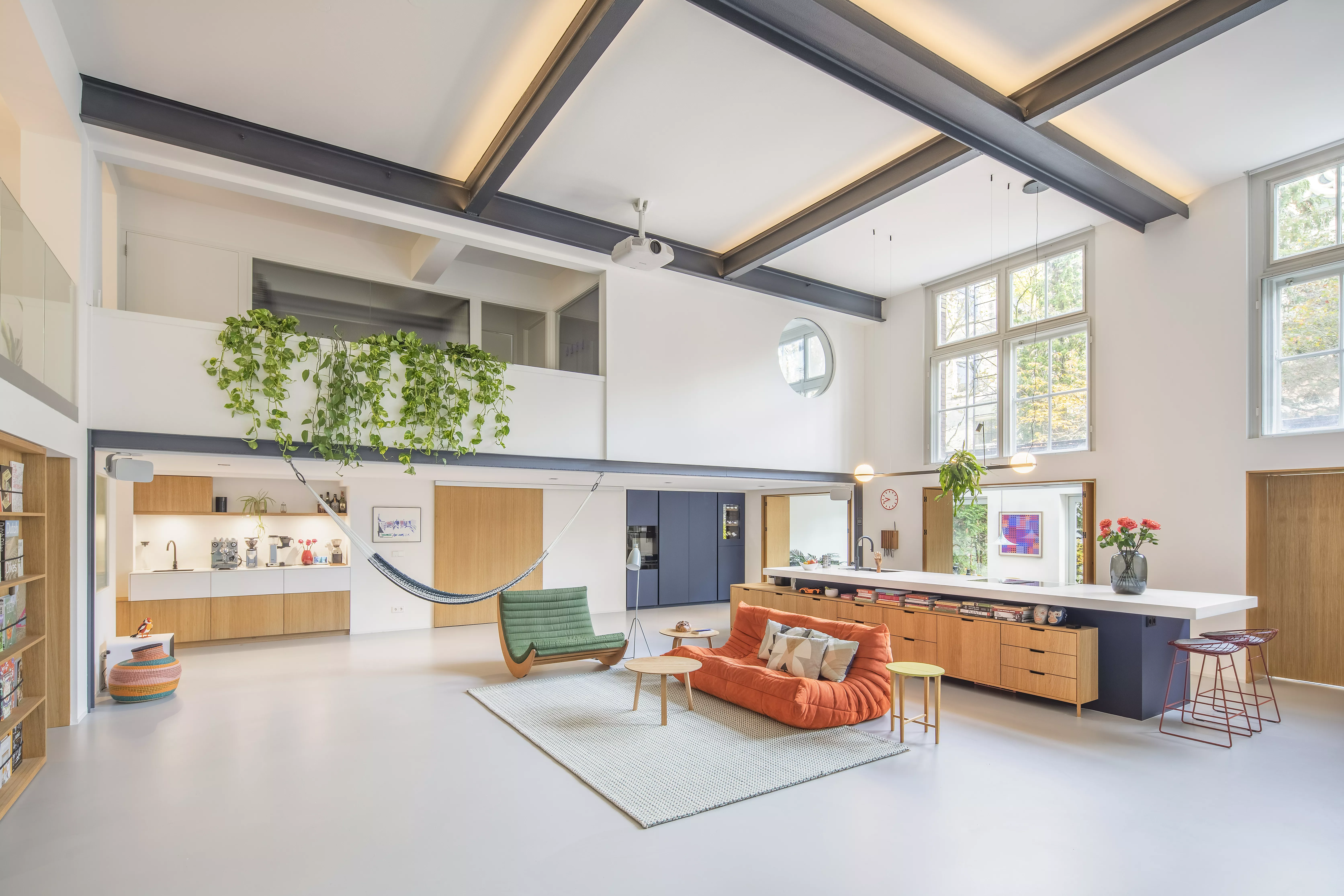 A bold HIMACS kitchen island as centrepiece of this spectacular loft