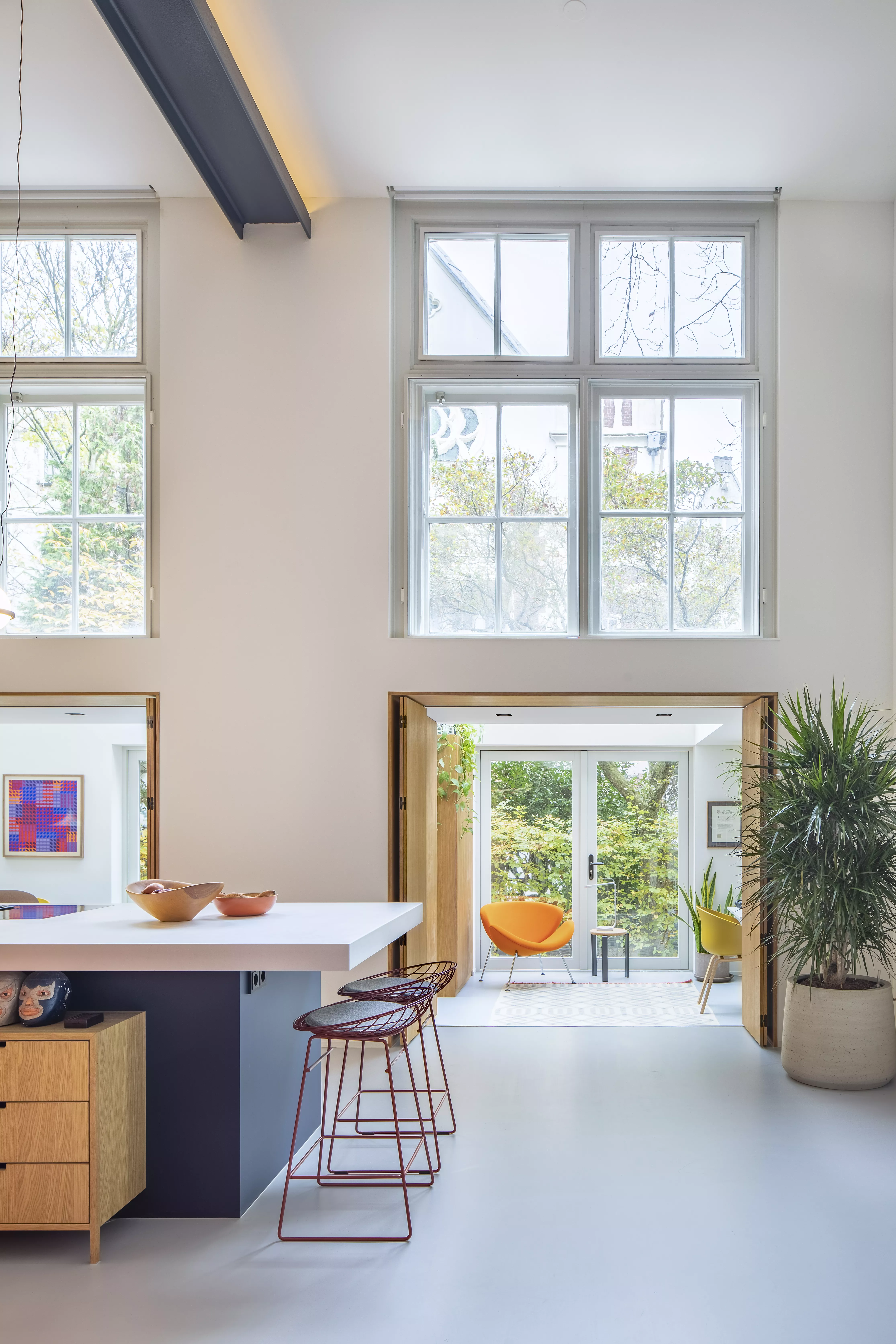 A bold HIMACS kitchen island as centrepiece of this spectacular loft