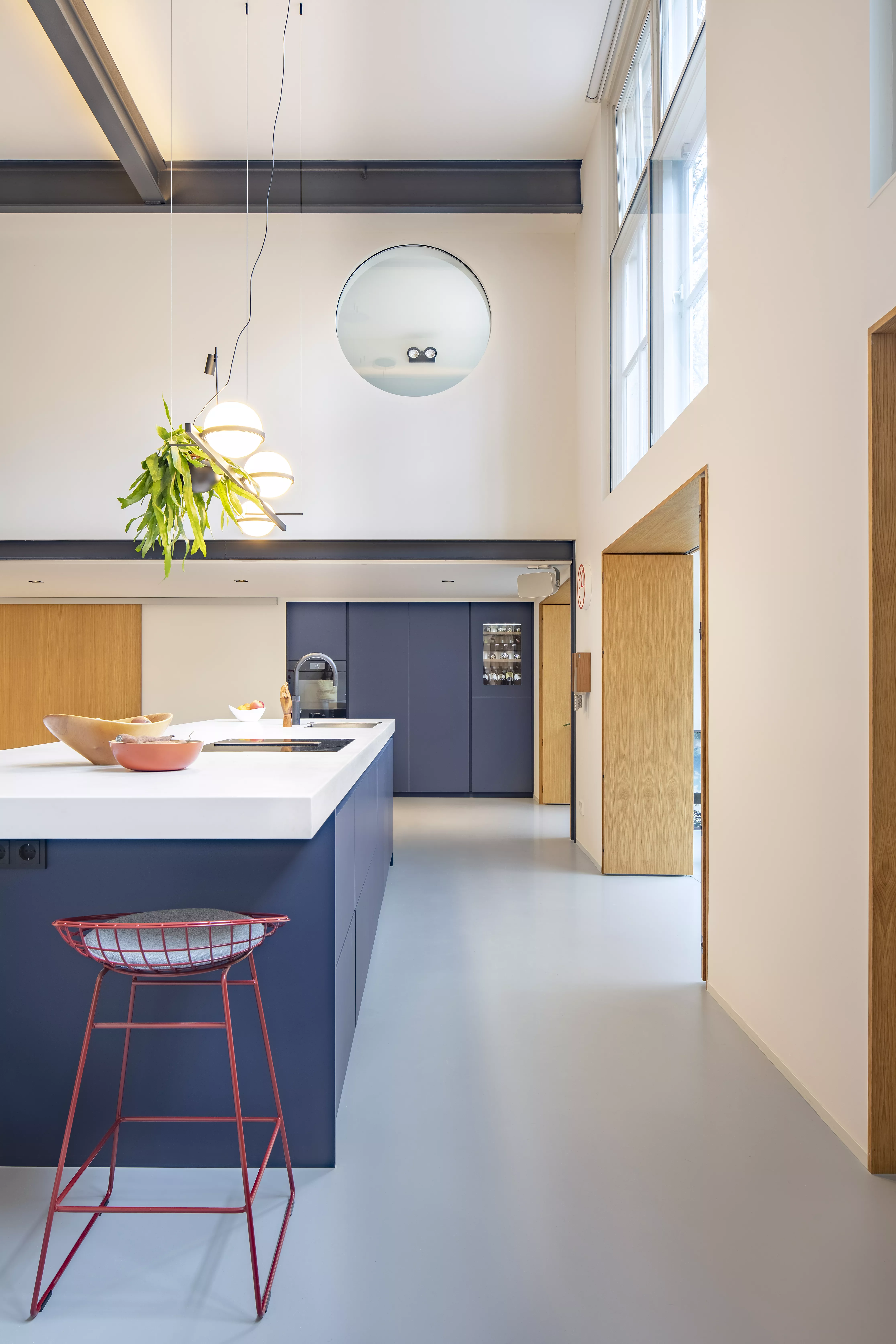 A bold HIMACS kitchen island as centrepiece of this spectacular loft