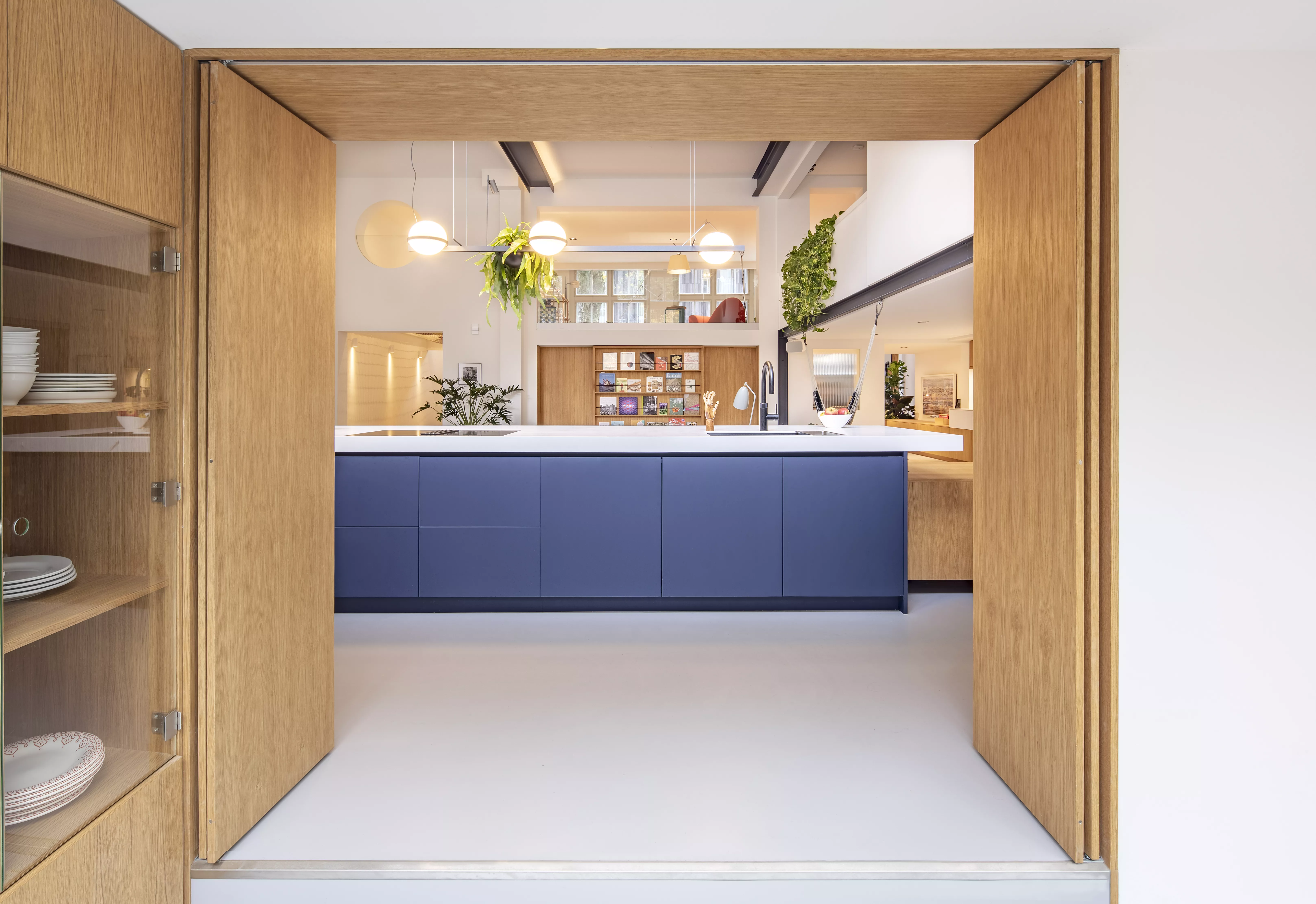 A bold HIMACS kitchen island as centrepiece of this spectacular loft